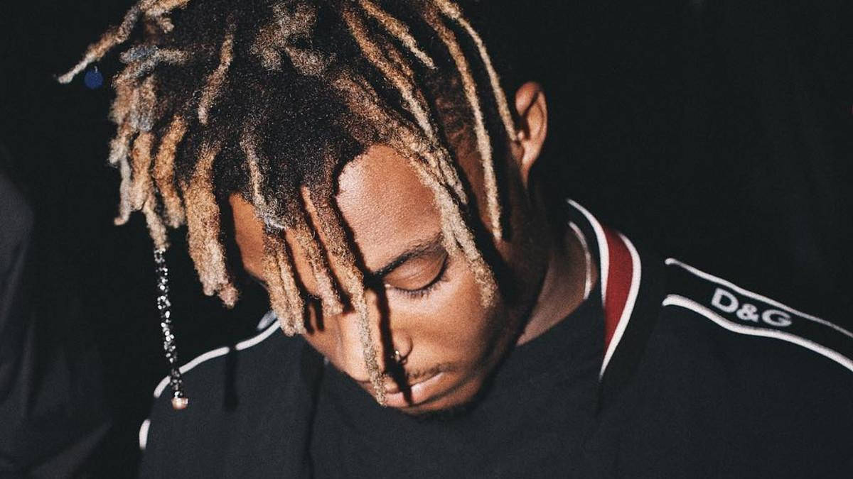 在黑暗環境中，辮子頭髮的人穿著黑色D&G外套。 — Juice Wrld 壁紙
