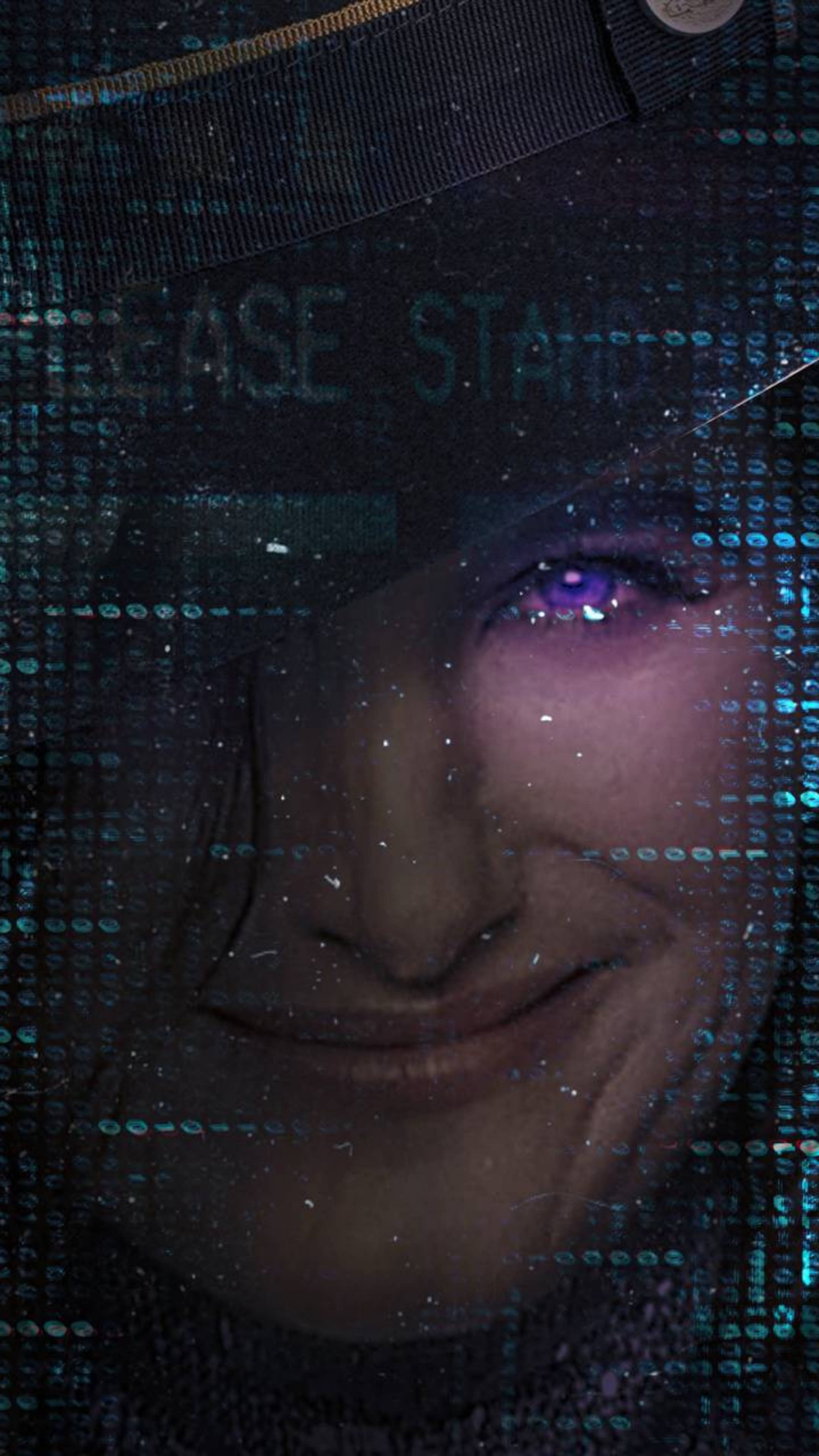 Agatha Harkness 桌布 壁紙 — 一個人的臉透過數位故障疊加層窺視，帶有發光的紫色眼睛和黑暗中的微弱文字。