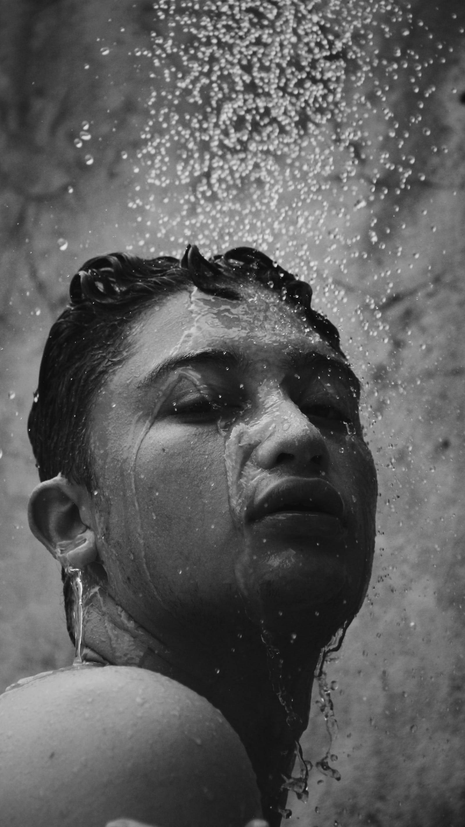 Cool Sad 桌布 壁紙 — 一個人的臉部以黑白捕捉，水在皮膚和頭髮上傾瀉而下，形成戲劇性的特寫鏡頭。