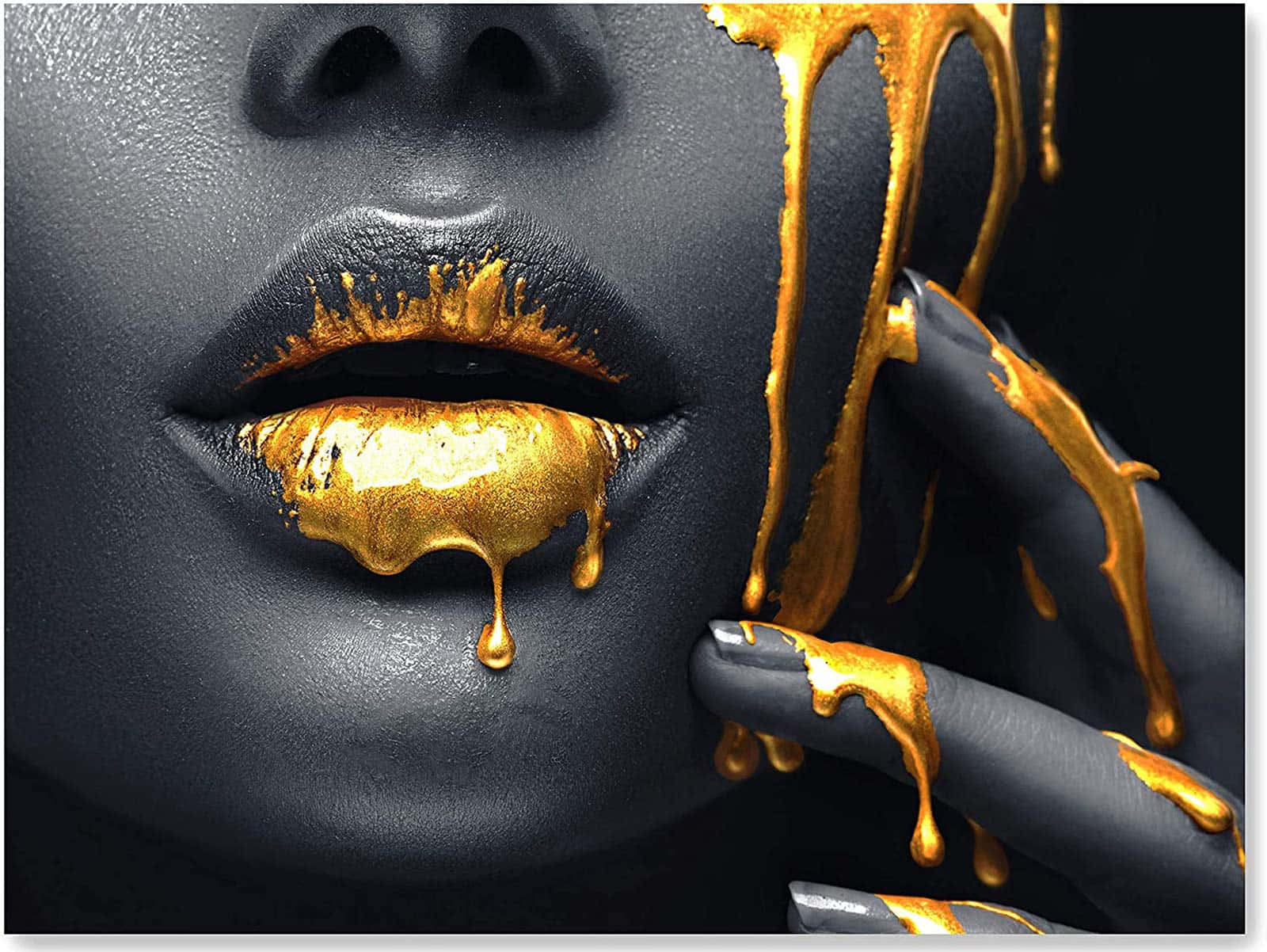 Black And Gold Aesthetic 桌布 壁紙 — 一個人的臉部和手部特寫，被黑色顏料覆蓋，熔化的金色從嘴唇和手指滴落，背景為深色。