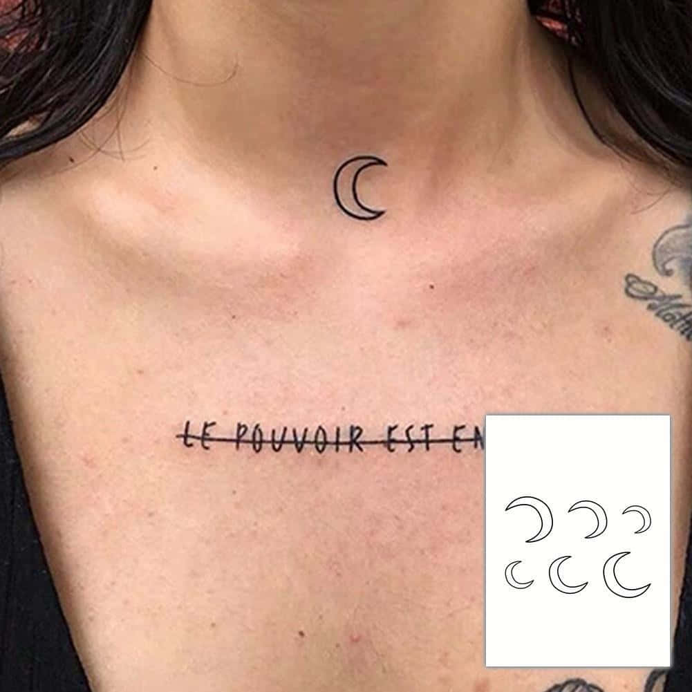 Tattoo Girl 桌布 壁紙 — 一個人的頸部和胸部展示了一個極簡主義的彎月紋身，位於短語 le pouvoir est en 上方
