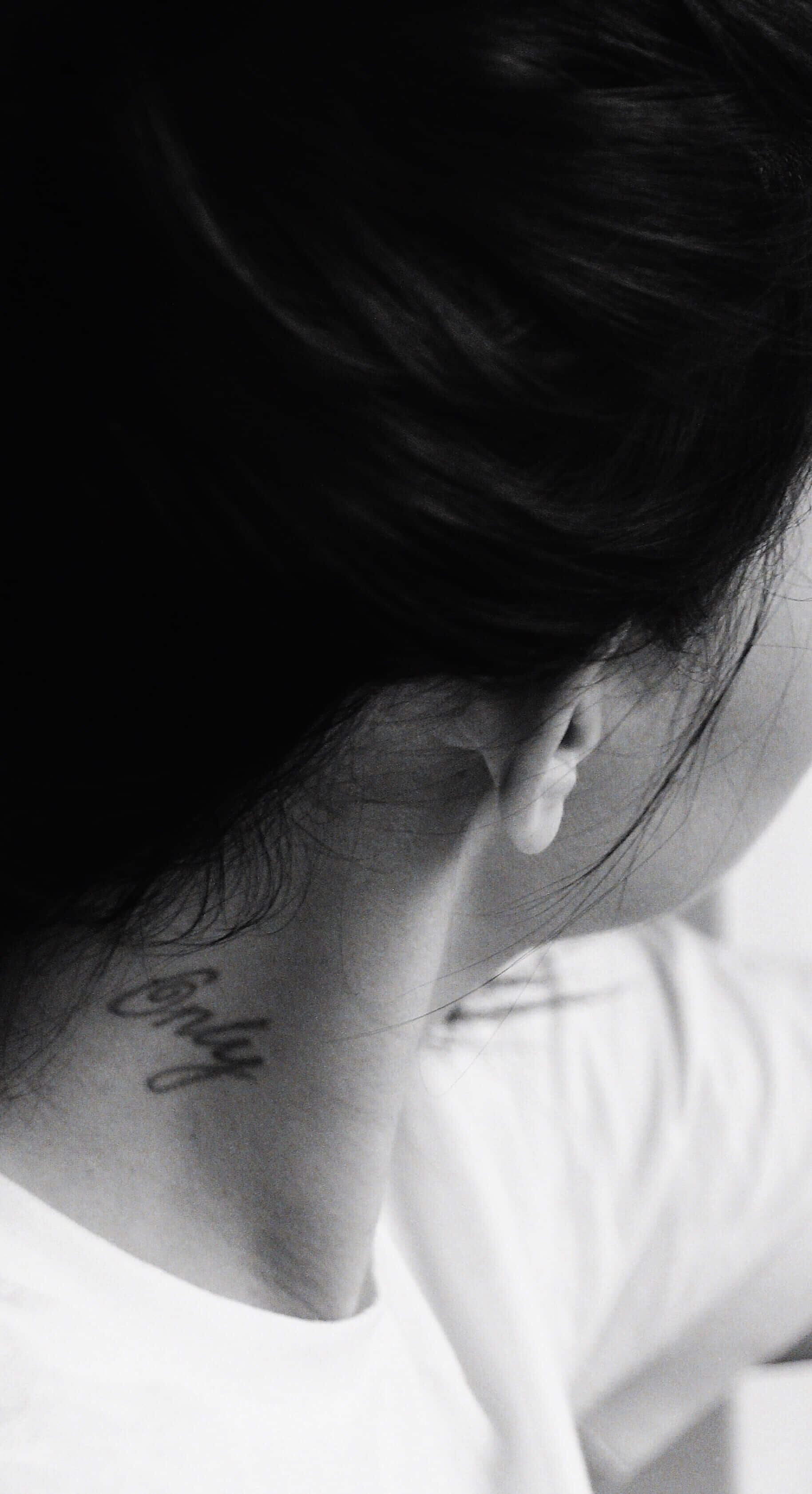Tattoo 桌布 壁紙 — 一個人的頸部黑白特寫，顯示一個精緻的草書刺青，上面寫著 only。