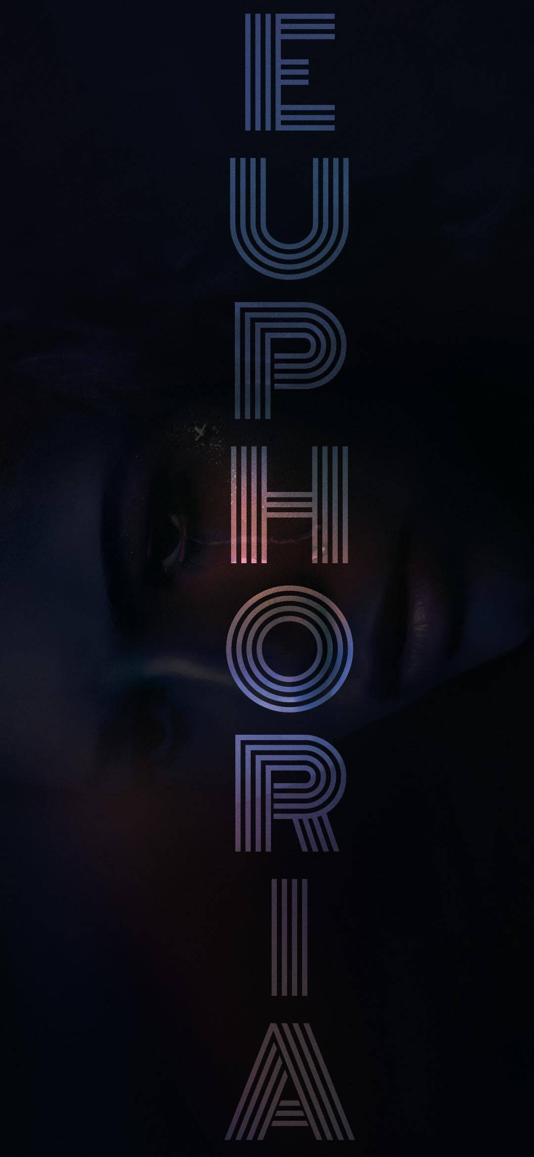 愉悅 桌布 壁紙 — 一個人眼睛的特寫，在垂直的「EUPHORIA」字樣（以霓虹燈幾何字母呈現）後方柔和發光。