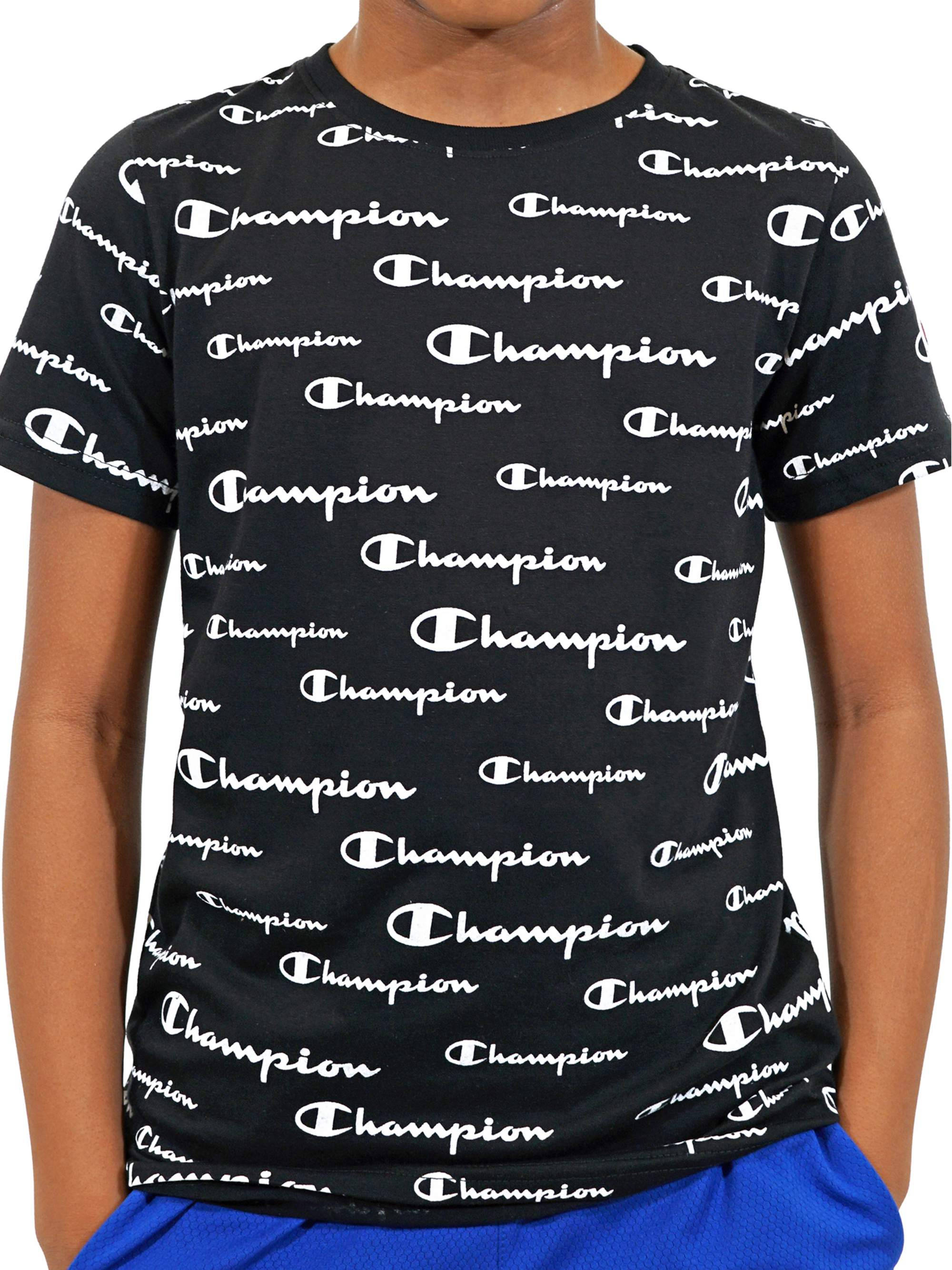 Champion 桌布 壁紙 — 一個人穿著一件黑色T恤，上面佈滿重複的白色Champion標誌，背景為純白色。
