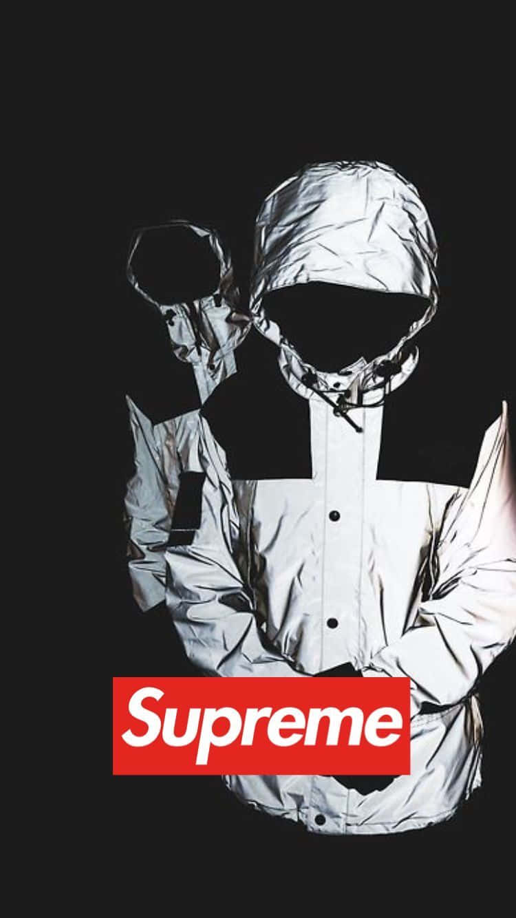supreme 桌布 壁紙 — 一個人穿著反光銀色連帽外套，站在黑色背景前，底部有紅色Supreme標誌。
