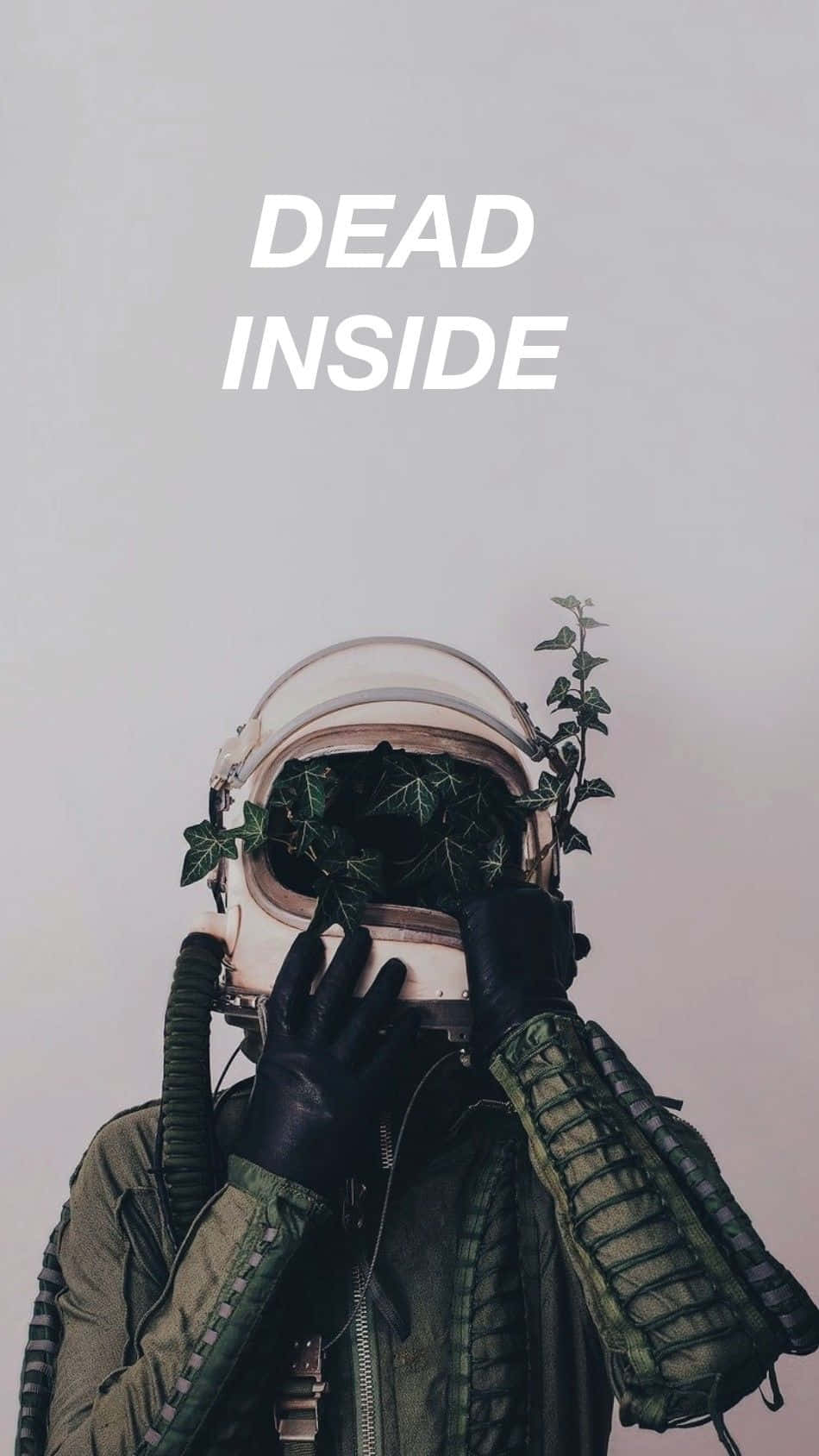 Dead Inside 桌布 壁紙 — 一個人穿著復古太空衣，頭盔上長滿常春藤，背景是柔和的灰色。