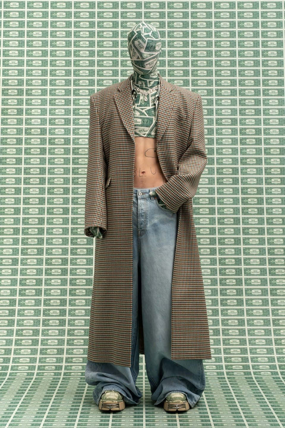 vetements 桌布 壁紙 — 一個人穿著格紋外套和牛仔褲，站在綠色美元鈔票圖案的背景前，頭部被包裹著。