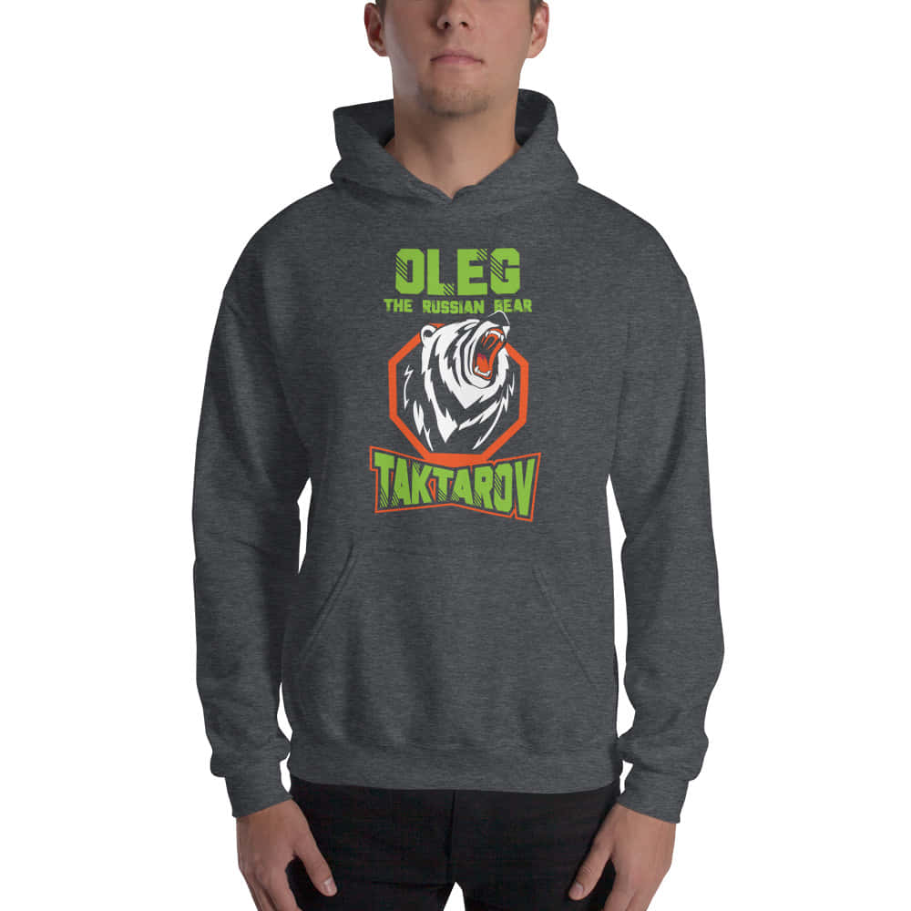 Hoodie 桌布 壁紙 — 一個人穿著深灰色連帽上衣，上面有咆哮熊的醒目圖案，以及綠色和橙色的文字 Oleg The Russian Bear Taktarov。