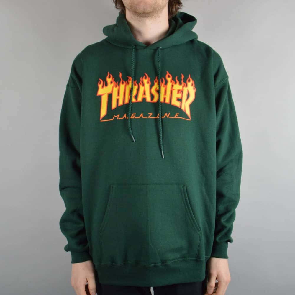 Thrasher 桌布 壁紙 — 一個人穿著深綠色連帽上衣，胸前有醒目的橙色火焰風格Thrasher Magazine標誌。