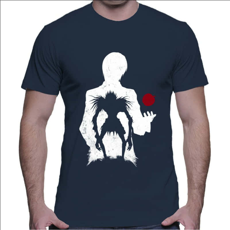 Death Note Ryuk 桌布 壁紙 — 一個人穿著深色T恤，上面有白色剪影，是一個頭髮尖尖的人物拿著紅色球體。