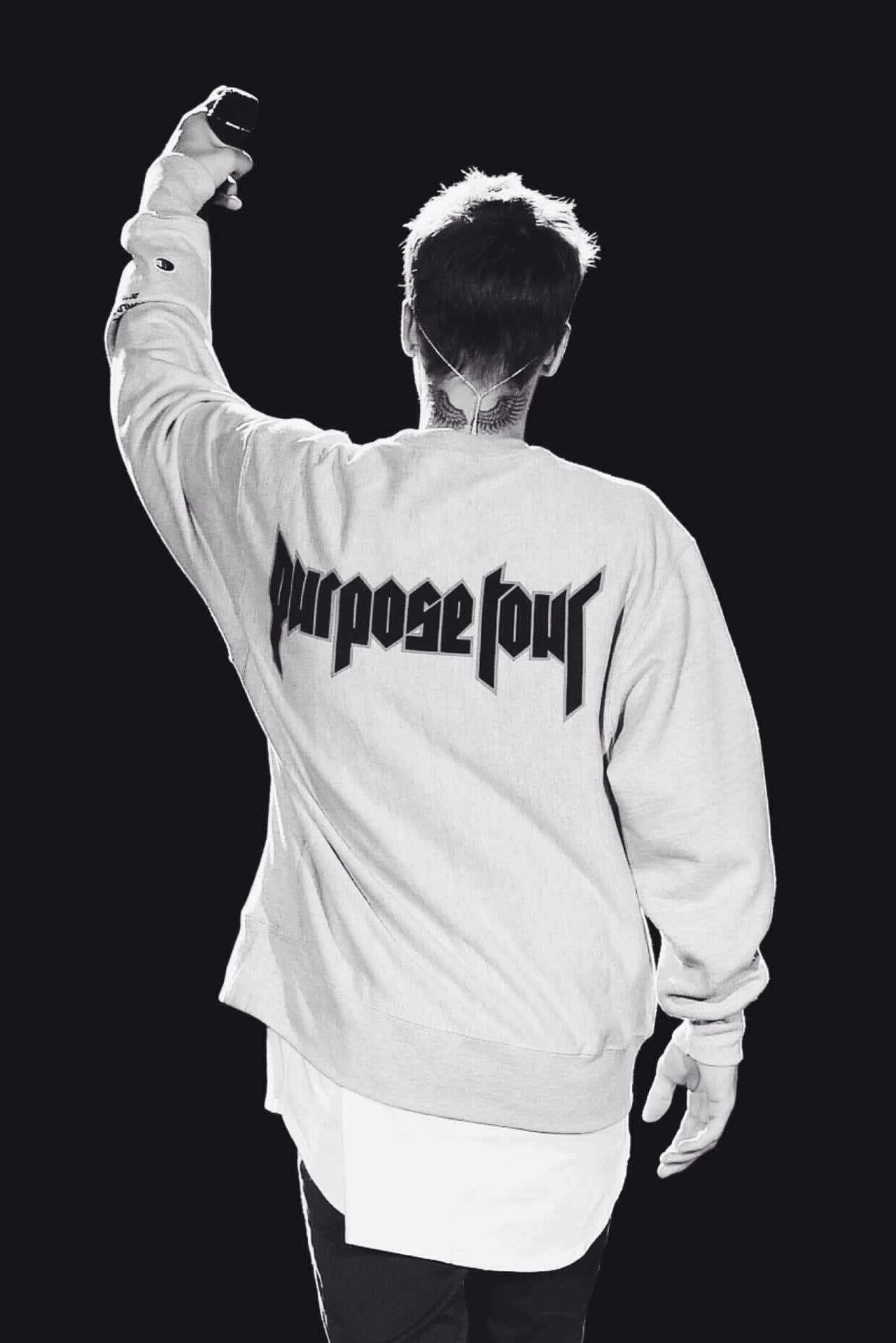 小賈斯汀 桌布 壁紙 — 一個人穿著白色「Purpose Tour」連帽衫，在純黑背景下自拍。