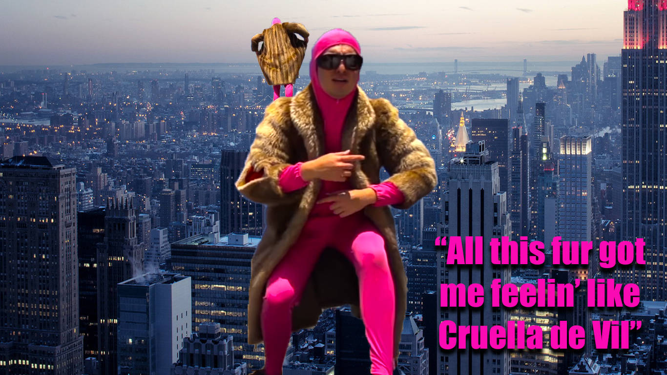 filthy frank 桌布 壁紙 — 一個人穿著粉紅色服裝和毛皮大衣坐在摩天大樓頂部，背景是暮色城市景觀，建築物閃閃發光。