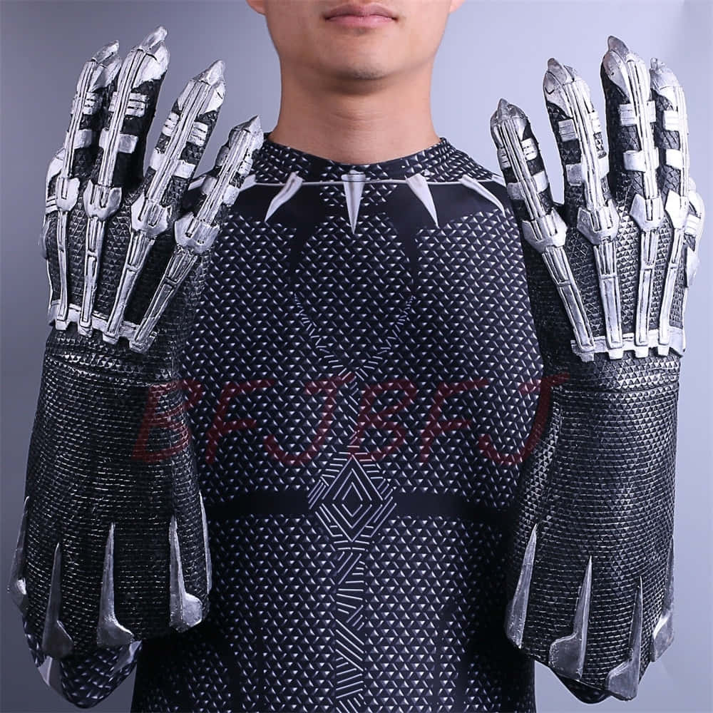 Panther Claws 桌布 壁紙 — 一個人穿著精細的黑色和銀色黑豹服裝，配有可活動的爪手套，背景為純灰色。