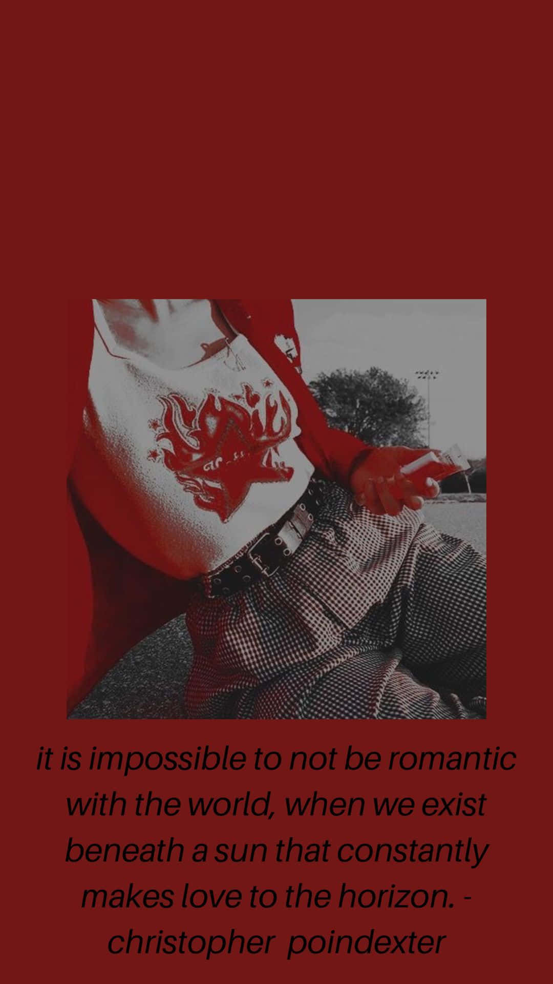 Red Grunge 桌布 壁紙 — 一個人穿著紅白圖案T恤和格子褲，坐在深紅色背景前，帶有引文疊加。