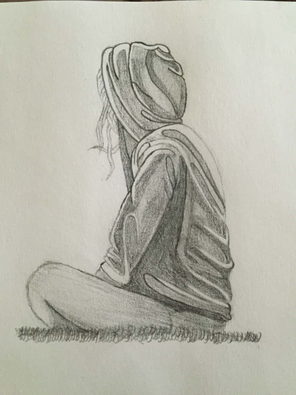 Sketches 桌布 壁紙 — 一個人穿著連帽衫獨自坐在草地上，低頭沉思，以細緻的鉛筆陰影繪製。