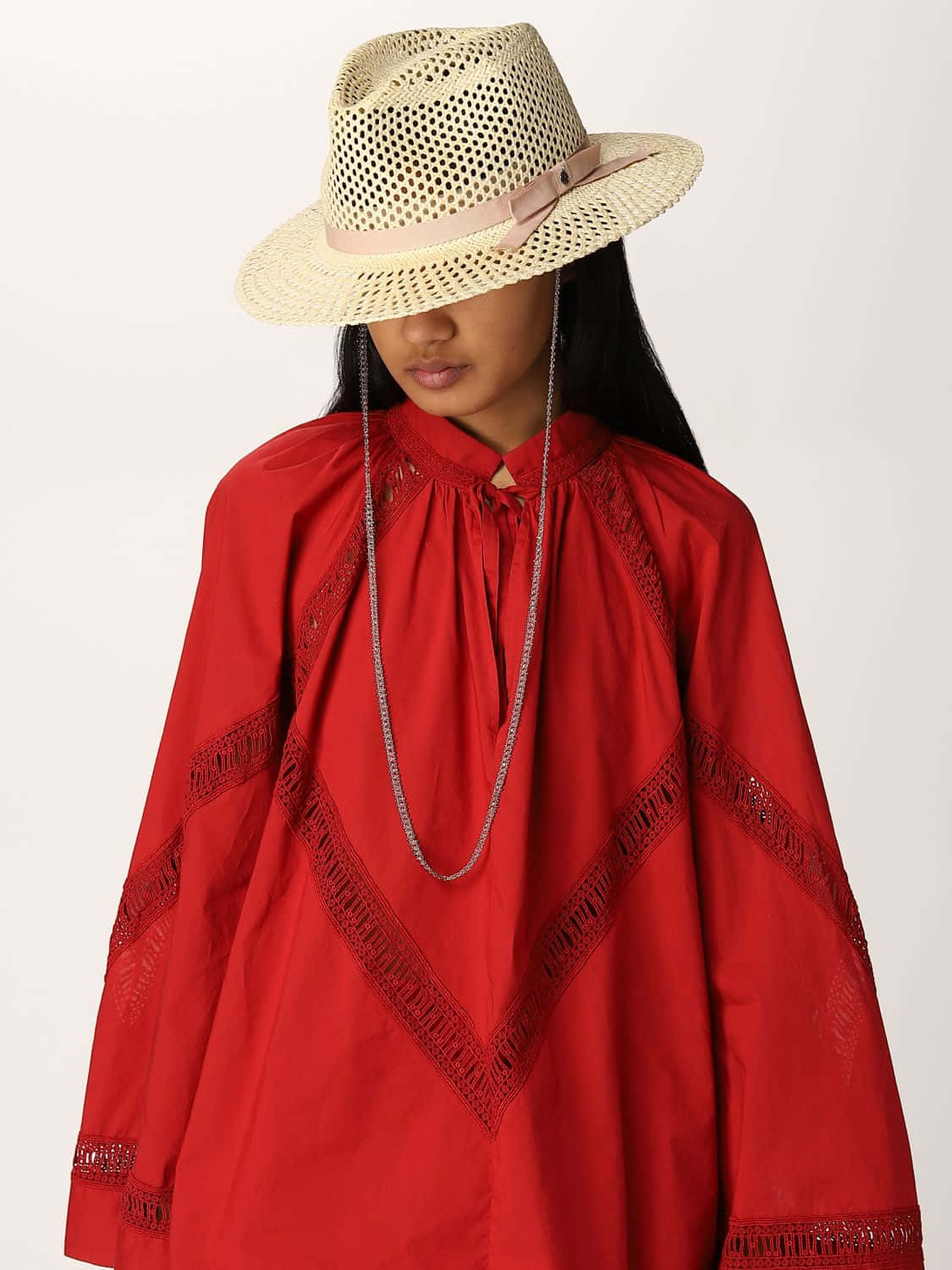 Clothes 桌布 壁紙 — 一個人穿著鮮紅色刺繡上衣，戴著編織草帽，帽上有粉紅色絲帶，背景為純白色。