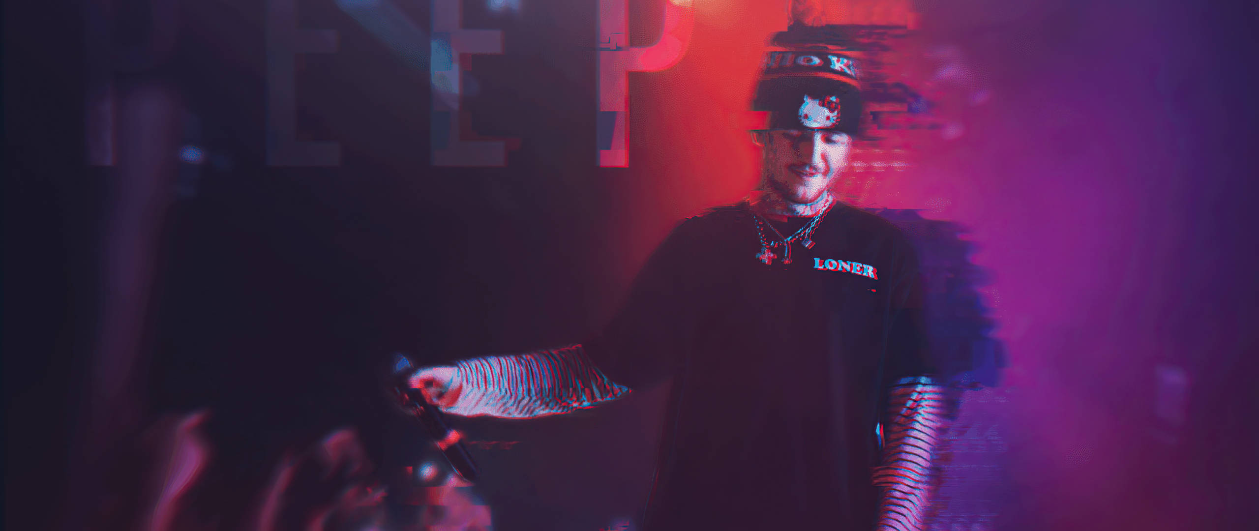 Peep 桌布 壁紙 — 一個人穿著黑色「LONER」襯衫和帽子，站在霓虹燈俱樂部中，背景有紅色和紫色的煙霧以及模糊的人群。
