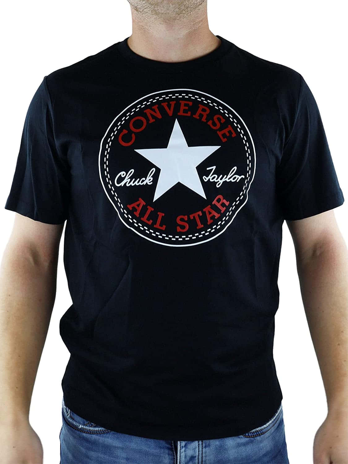 Converse 桌布 壁紙 — 一個人穿著黑色Converse Chuck Taylor All Star T恤，上面有白色星星和紅色文字，背景為純白色。