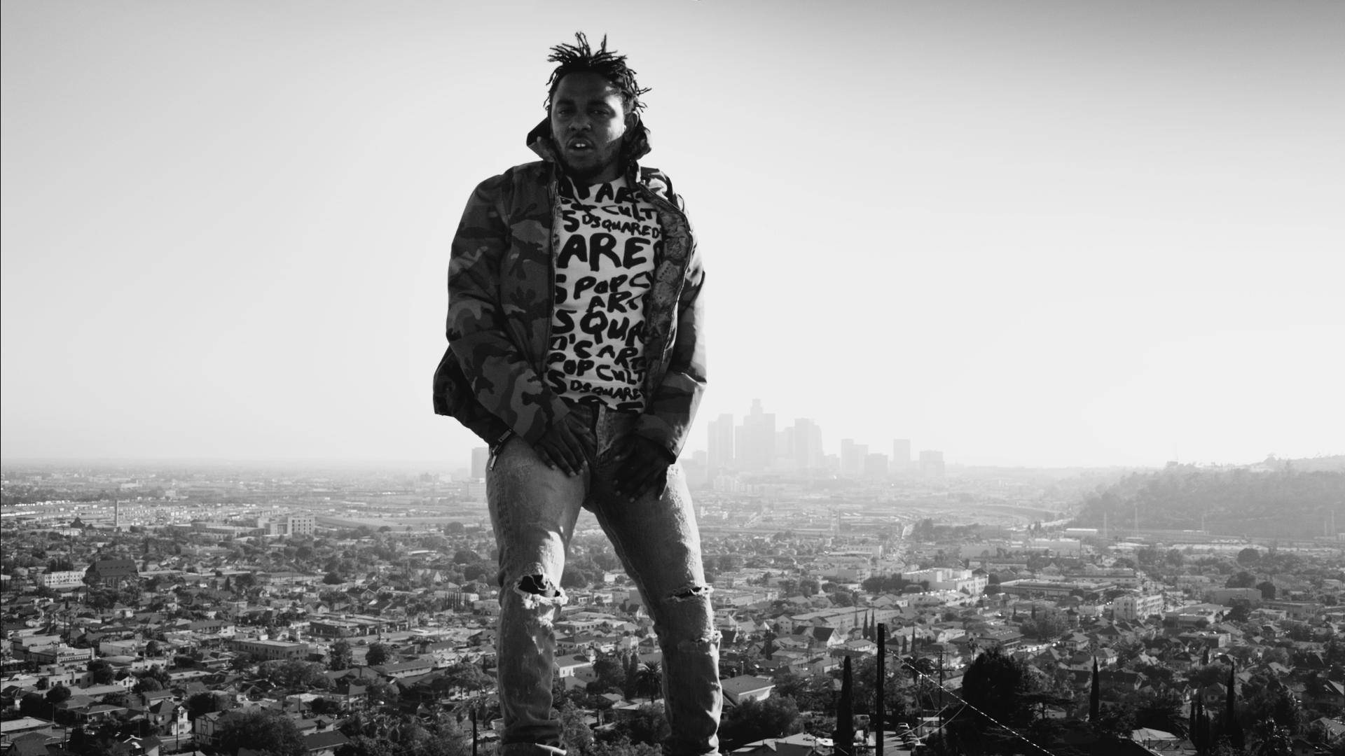 Kendrick 桌布 壁紙 — 一個人站在山頂上，俯瞰廣闊的城市景觀，一張清晰的黑白照片。