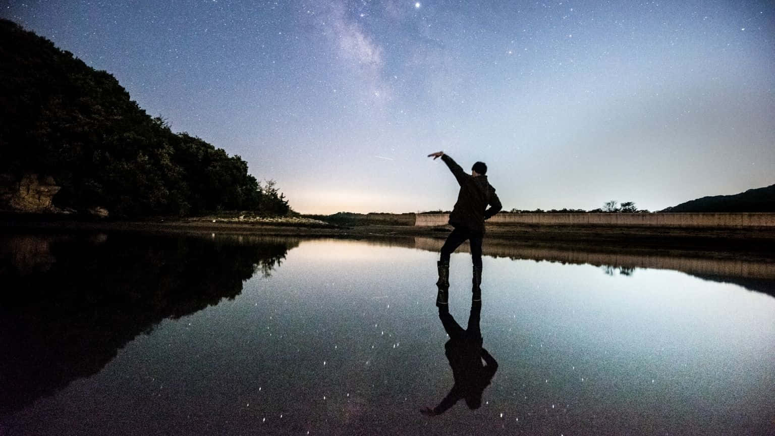 1536x864 桌布 壁紙 — 一個人站在平靜的反射池中，上方是繁星點點的夜空，銀河清晰可見。