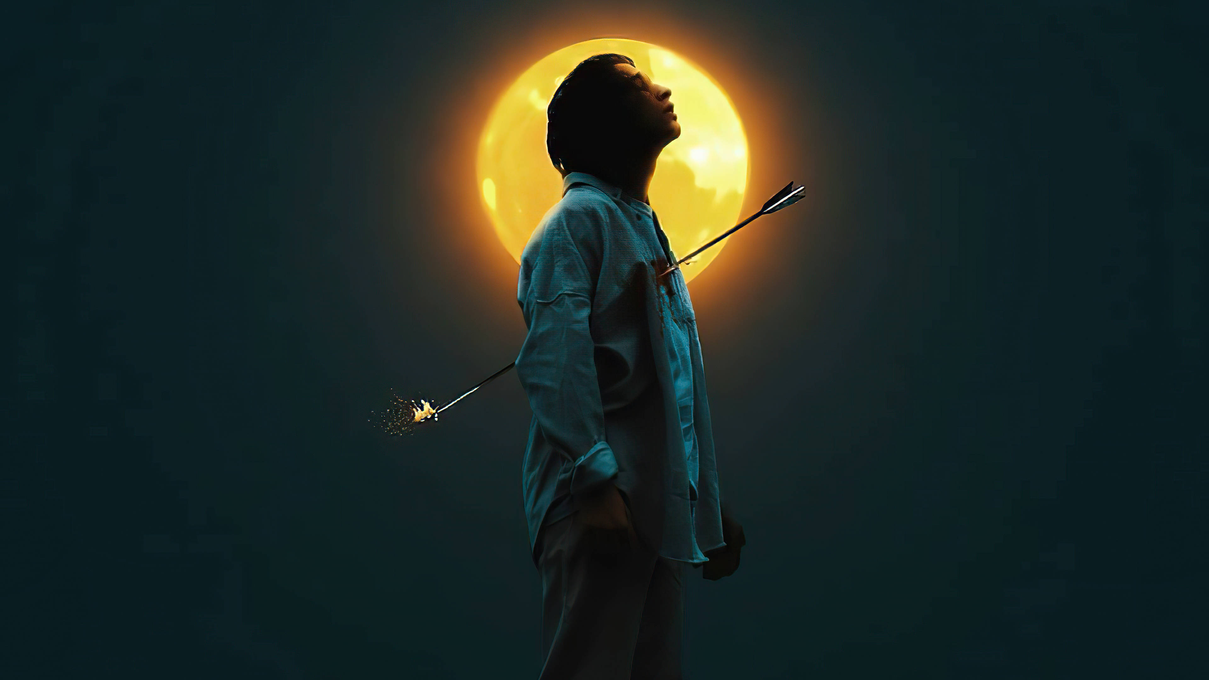 心碎 桌布 壁紙 — 一個人站在漆黑的夜空中，以發光的滿月為背景，手持一支閃爍著火花的箭。