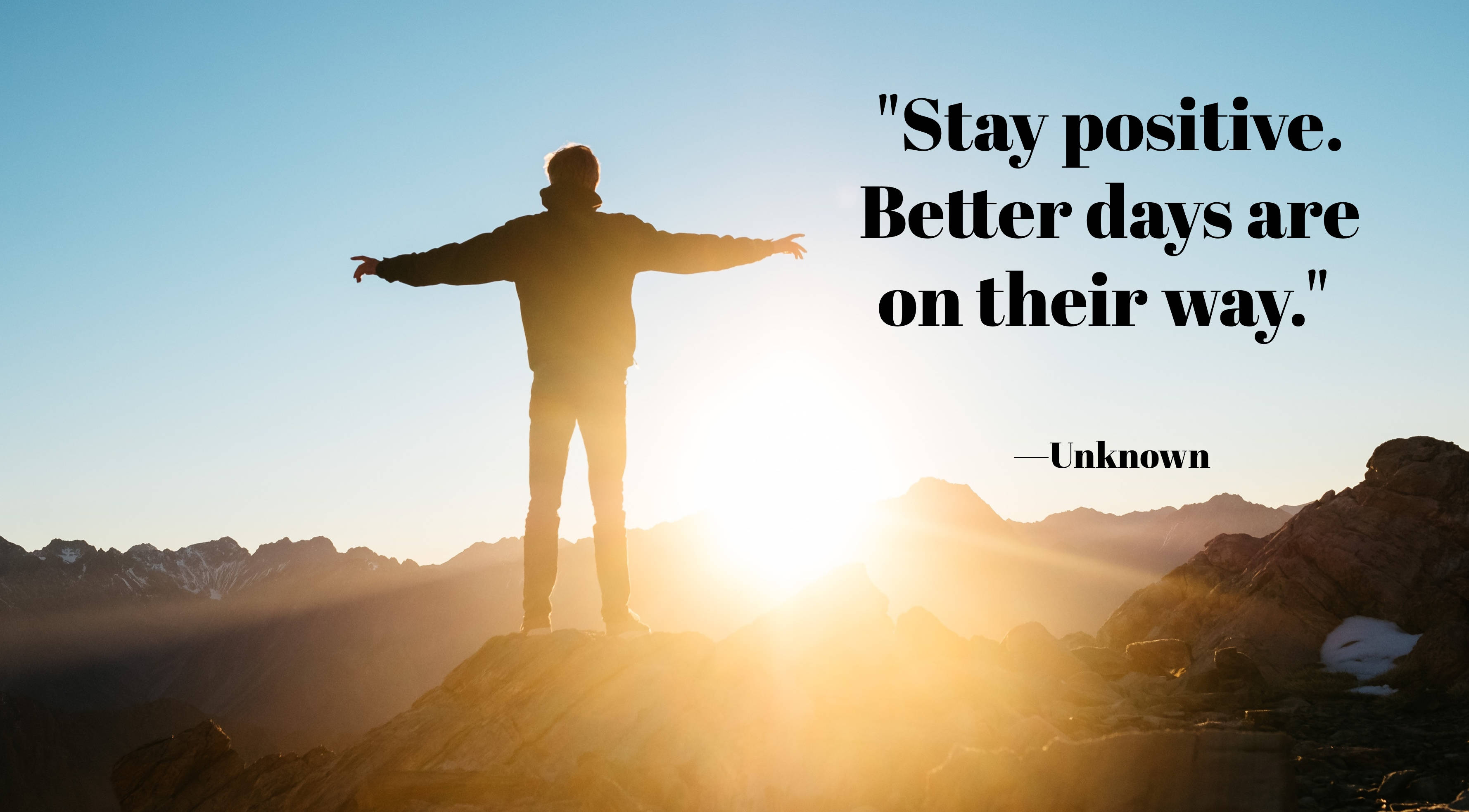 Positive Quotes 桌布 壁紙 — 一個人站在陽光普照的山頂上，張開雙臂，並帶有勵志語句疊加。