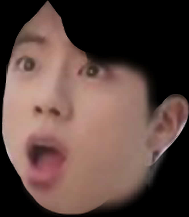 BTS 桌布 壁紙 — 一個人臉部的特寫，眼睛睜大，嘴巴張開，背景為黑色。
