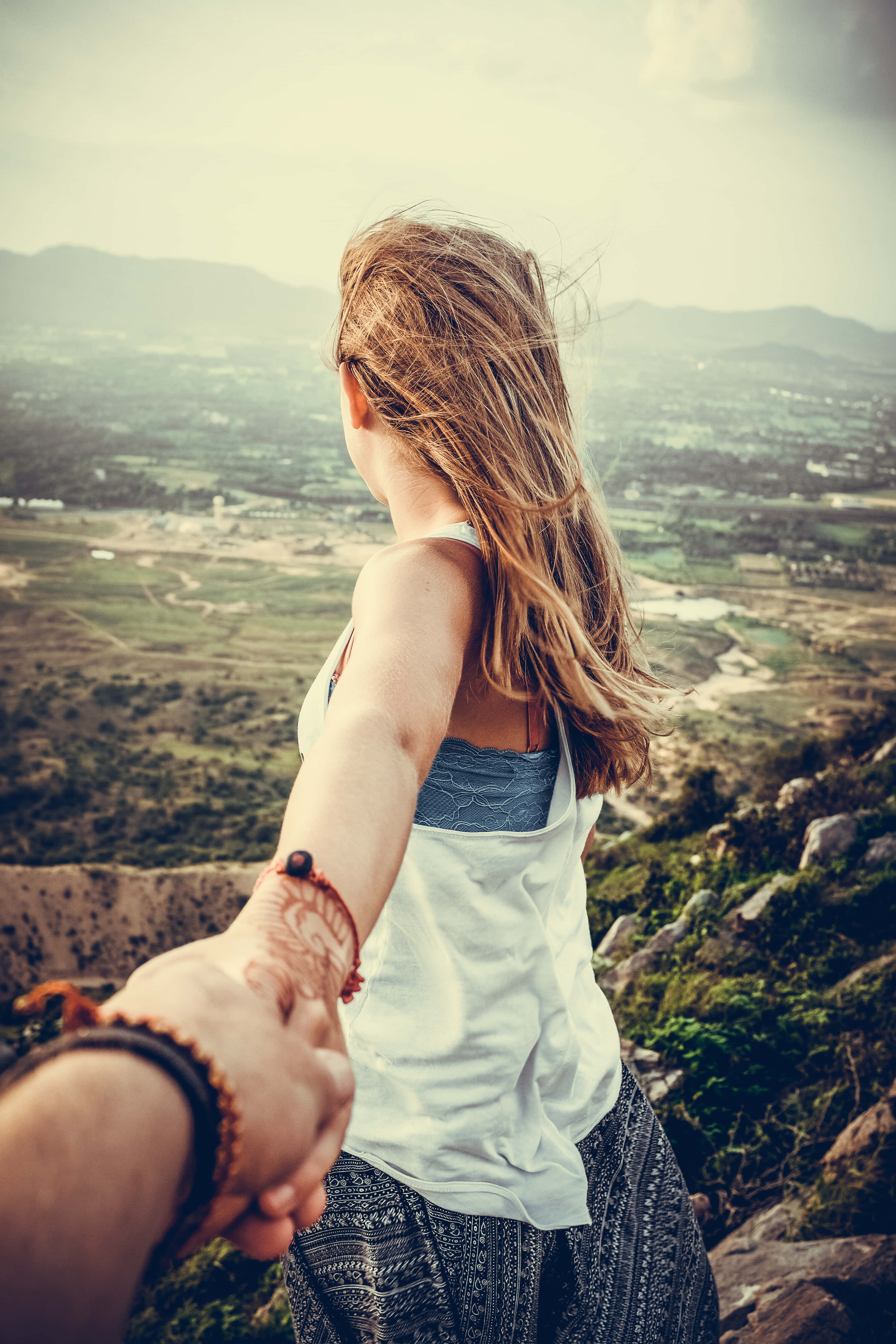 Lovers 桌布 壁紙 — 一個人與一位站在山邊俯瞰下方廣闊山谷的女子牽手。