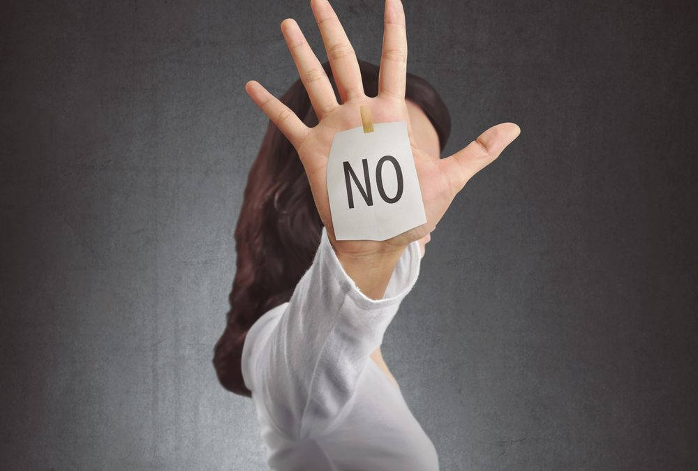 高清 桌布 壁紙 — 一個人舉起手，臉上貼著寫有「NO」的紙條，背景為灰色。