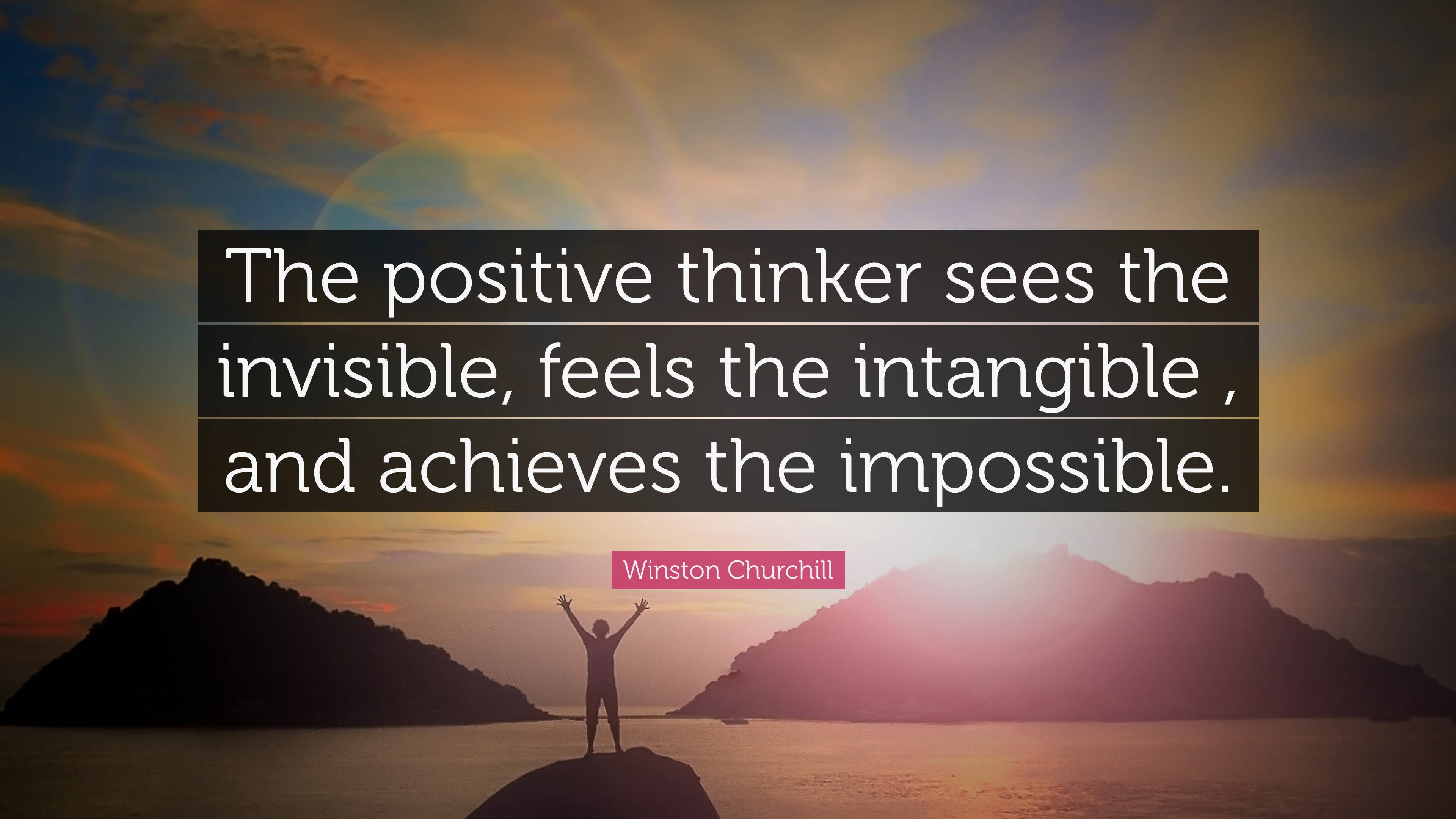 Positive Quotes 桌布 壁紙 — 一個人舉起雙臂的剪影站在岩石上，背景是日落時分的水面和山脈，上面覆蓋著溫斯頓·邱吉爾的勵志名言。