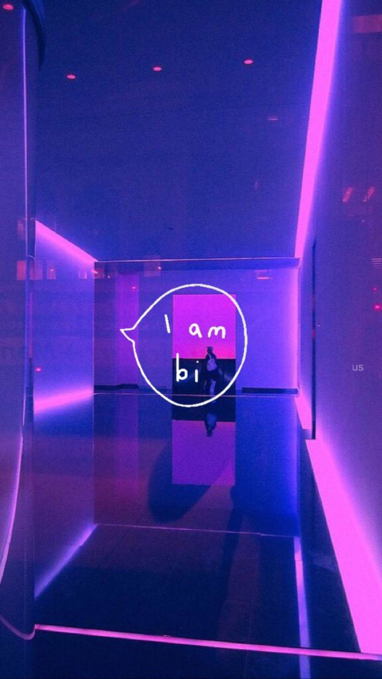 Bisexual 桌布 壁紙 — 一個人走在一條充滿未來感的走廊，沐浴在霓虹紫和藍光中，牆上有一個發光的對話框寫著「我是雙性戀」。