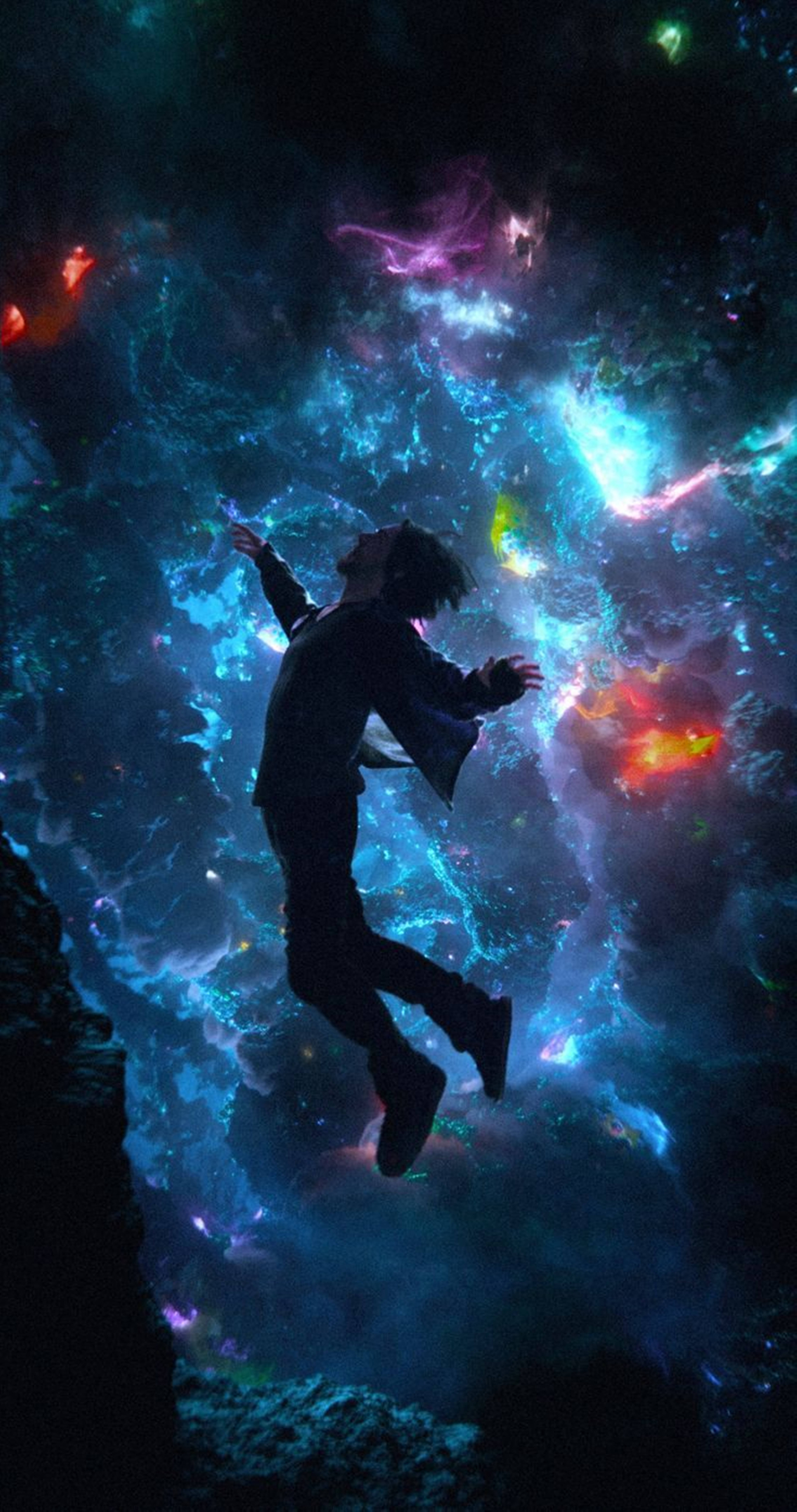 奇異博士 桌布 壁紙 — 一個人跳過充滿活力的宇宙星雲，星雲閃爍著電光藍、紫色和火熱的橙色。
