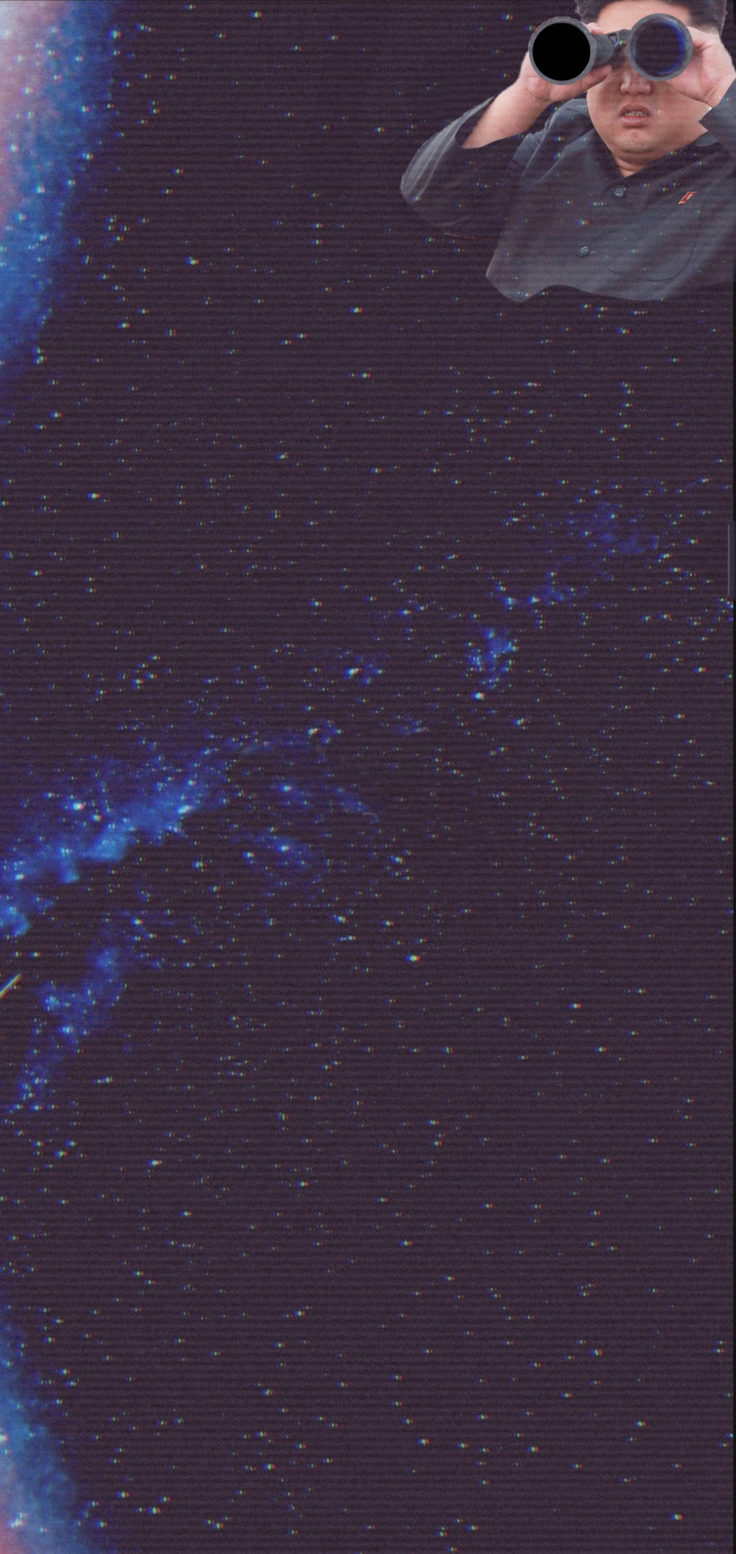 Galaxy S10 桌布 壁紙 — 一個人透過雙筒望遠鏡凝視著星空宇宙場景，黑暗紫色天空中閃耀著藍色星雲。