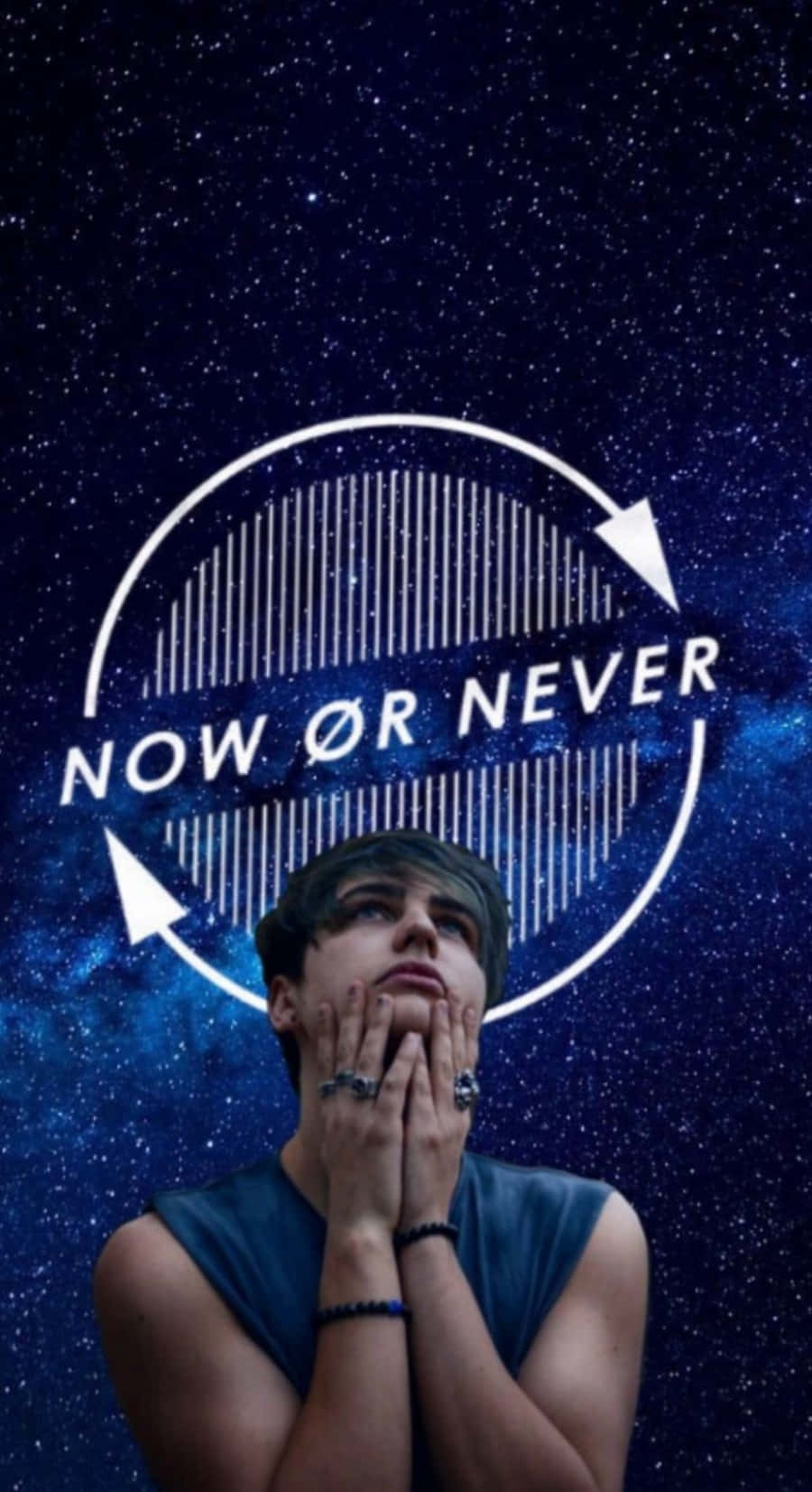 Colby Brock 桌布 壁紙 — 一個人雙手托腮仰望星空宇宙背景，上面有一個發光的圓形圖案，寫著 now or never。