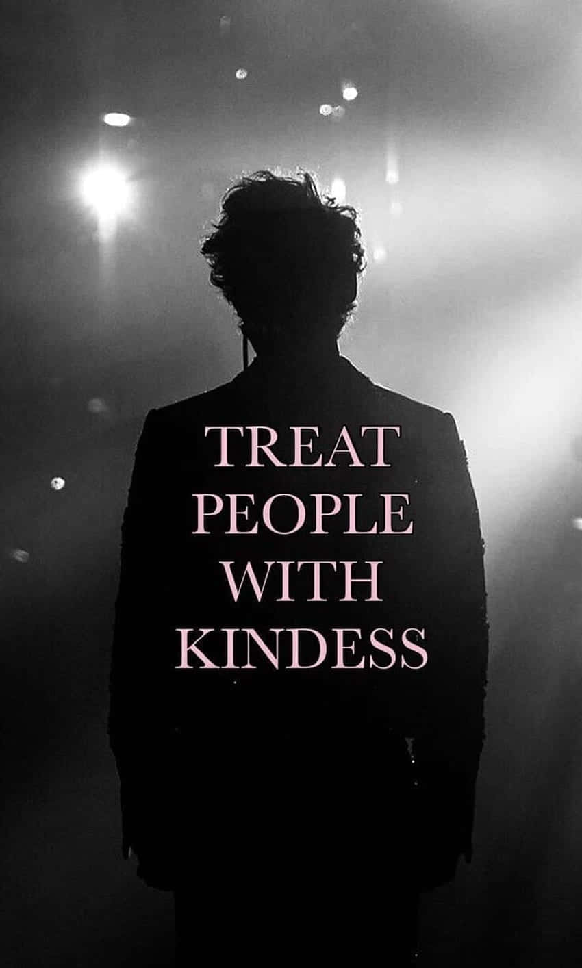 Concert Stage 桌布 壁紙 — 一個人面向明亮舞台燈光的剪影，配上粉紅色文字 treat people with kindness。