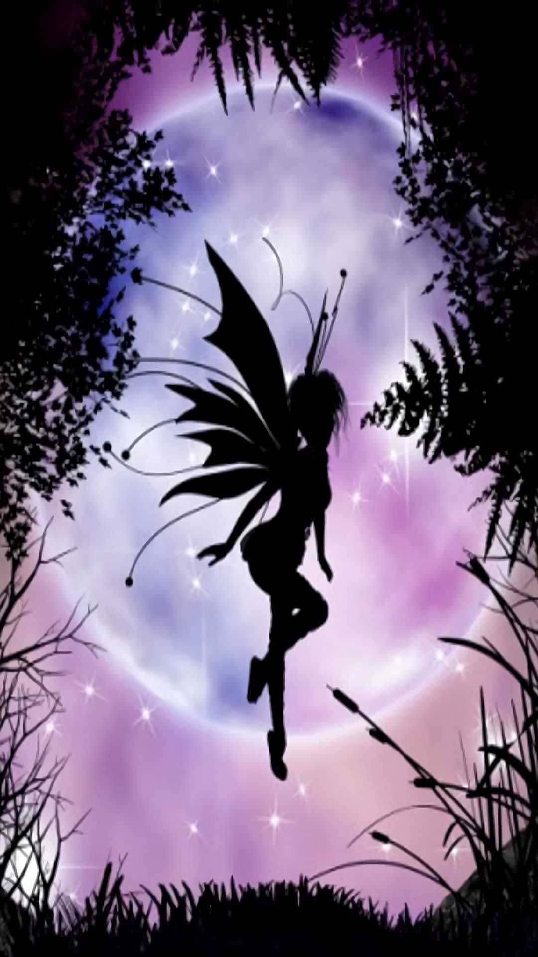 仙女美學 桌布 壁紙 — 一個仙子剪影在閃爍星星和黑暗森林樹葉環繞下，優雅地飛過發光的紫色月亮。