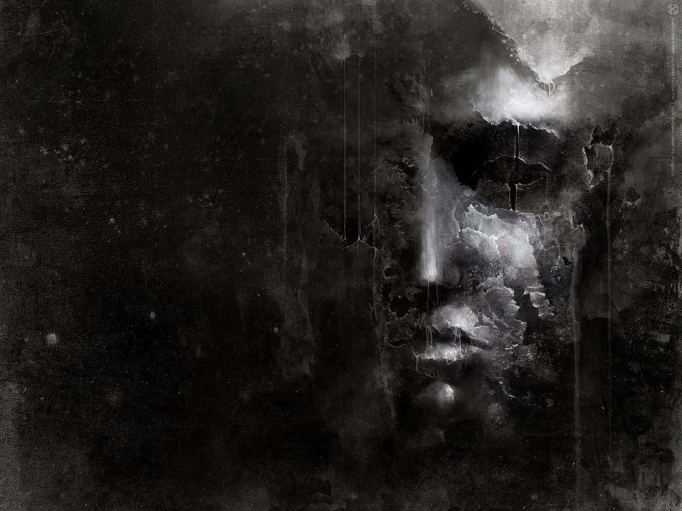 Dark Surrealism 桌布 壁紙 — 一個令人不安的黑白抽象面孔從帶有紋理的黑暗中浮現，擁有發光的眼睛和破碎的特徵。