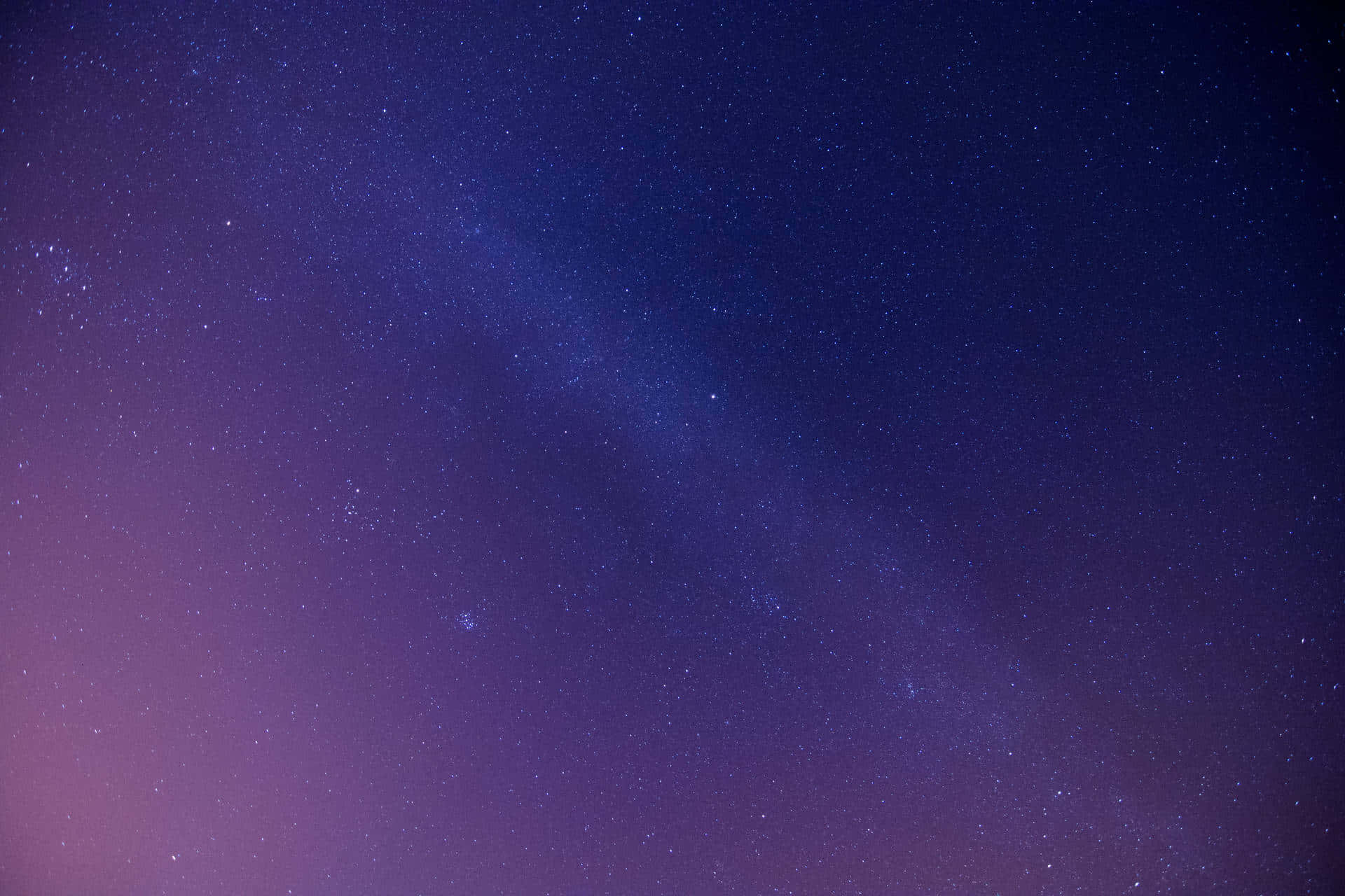Starry Sky 桌布 壁紙 — 一個令人嘆為觀止的夜空，充滿了無數的星星，柔和的紫色漸變逐漸融入深藍色。