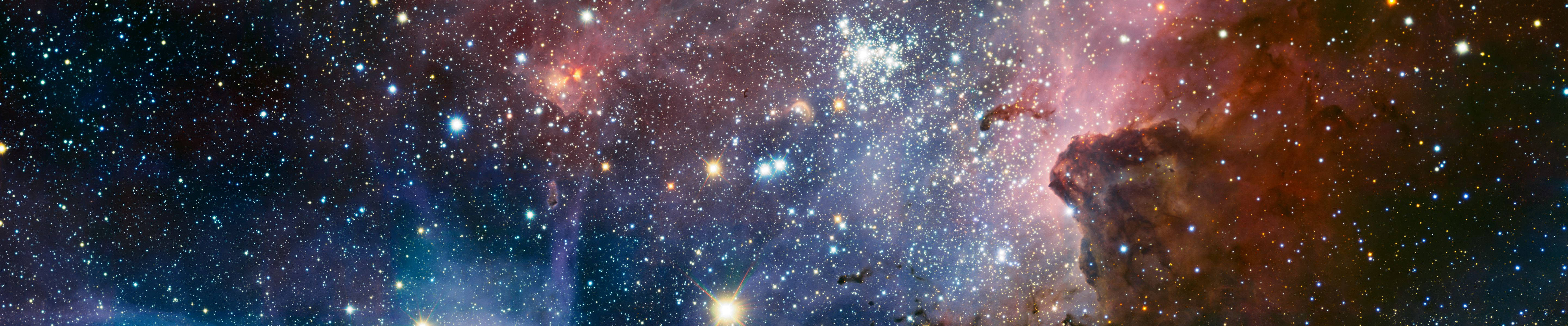 銀河 桌布 壁紙 — 一個令人嘆為觀止的宇宙全景，展示出在星空背景下散發粉紅、橙色和藍色光芒的鮮豔星雲。