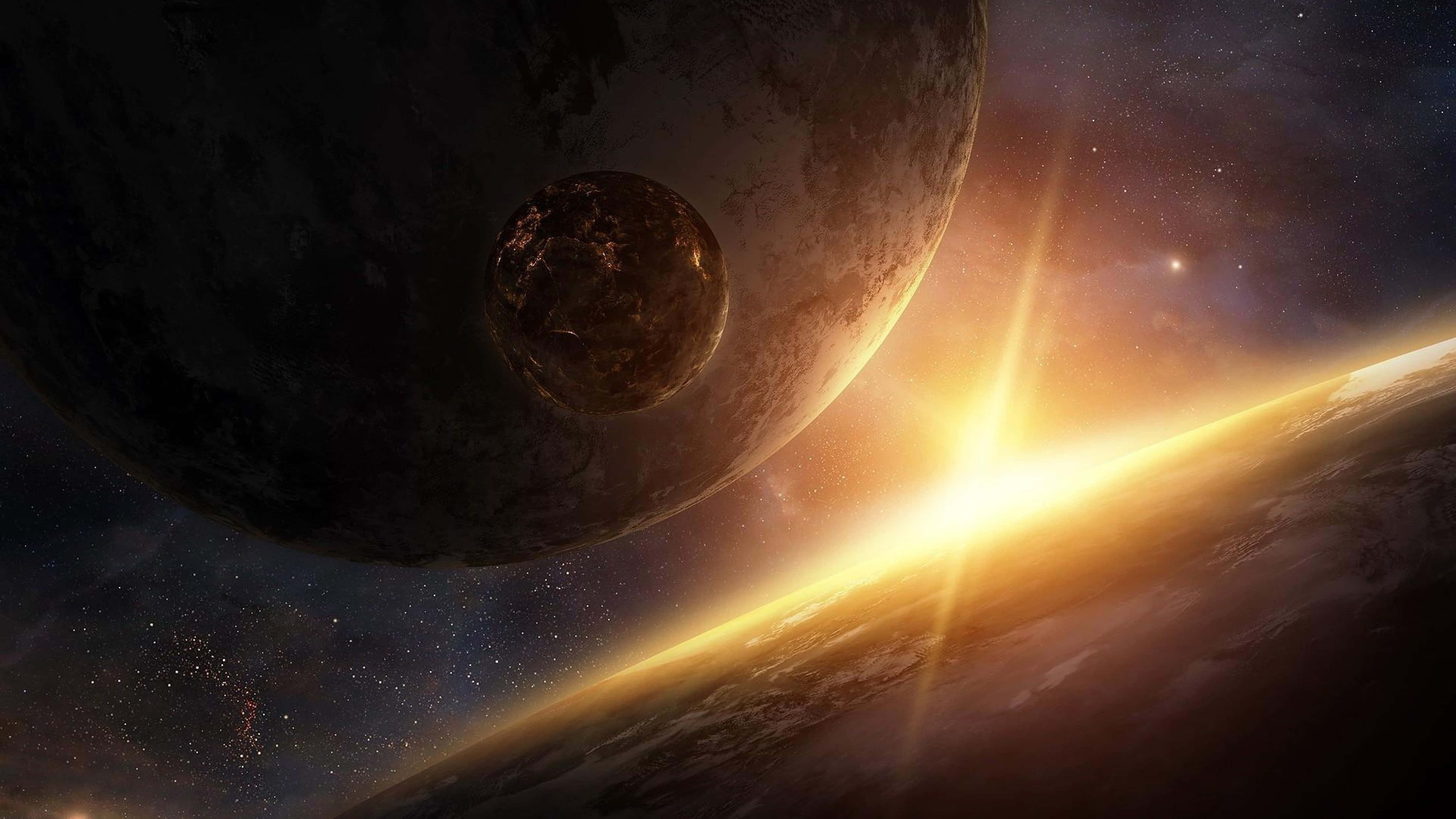 太陽 桌布 壁紙 — 一個令人嘆為觀止的宇宙場景，明亮的太陽從行星彎曲的地平線升起，將金色光芒灑向附近的月球和遙遠的星星。