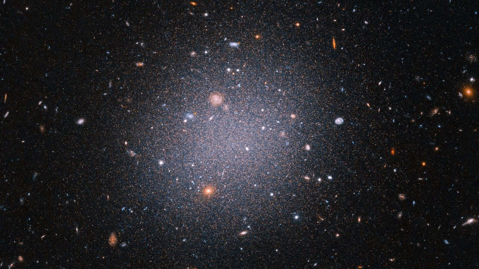 dark matter 桌布 壁紙 — 一個令人嘆為觀止的宇宙星系團，在深邃的黑色虛空中散發出橙色、藍色和白色的光芒。