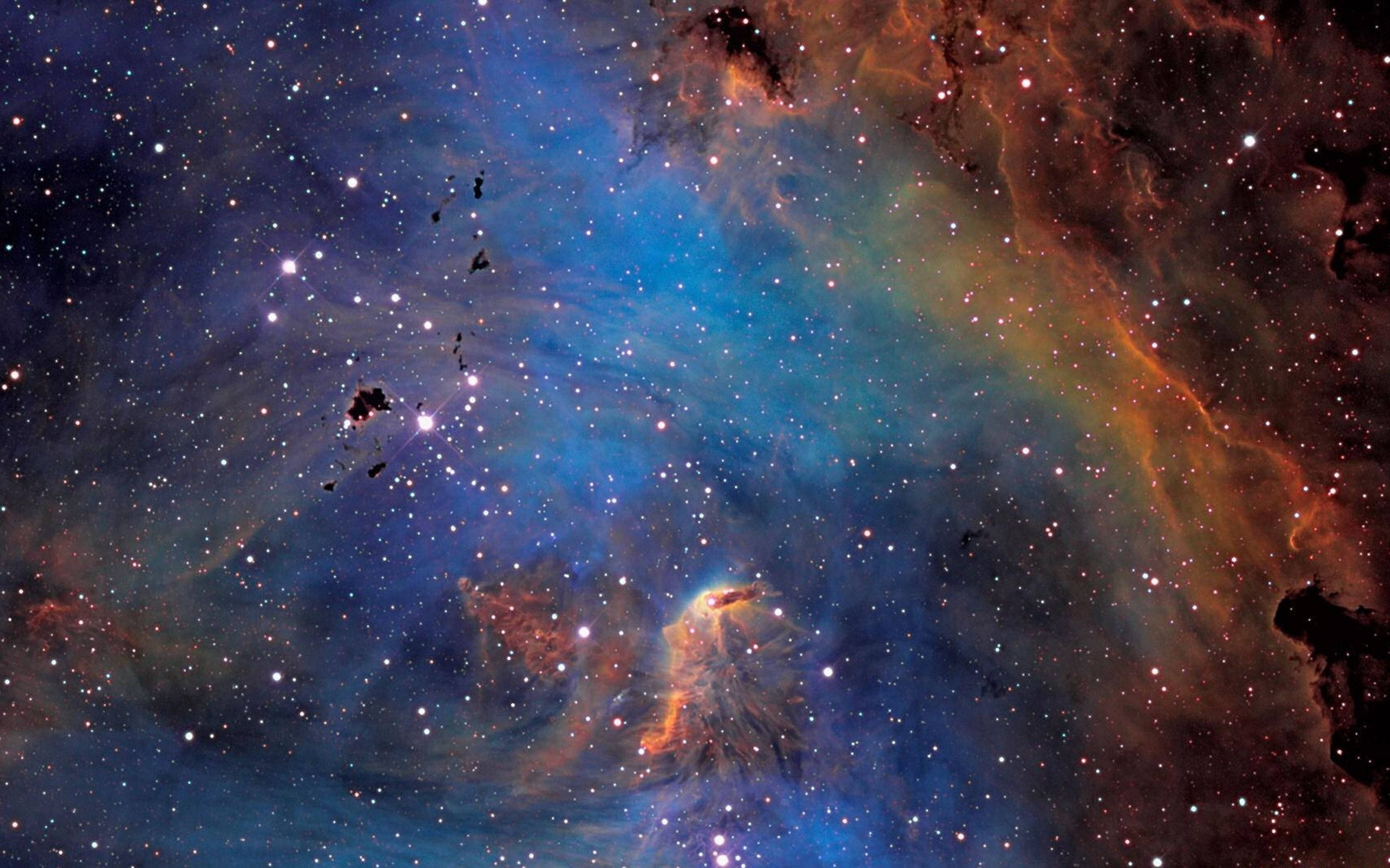 4K ultra HD galaxy 桌布 壁紙 — 一個令人嘆為觀止的宇宙星雲，在佈滿星辰的虛空中，以電光藍和火熱橙交織旋轉。