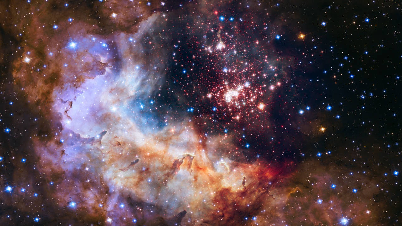 宇宙美學 桌布 壁紙 — 一個令人嘆為觀止的宇宙星雲，在星空中旋轉著鮮豔的紅色、藍色和橙色。