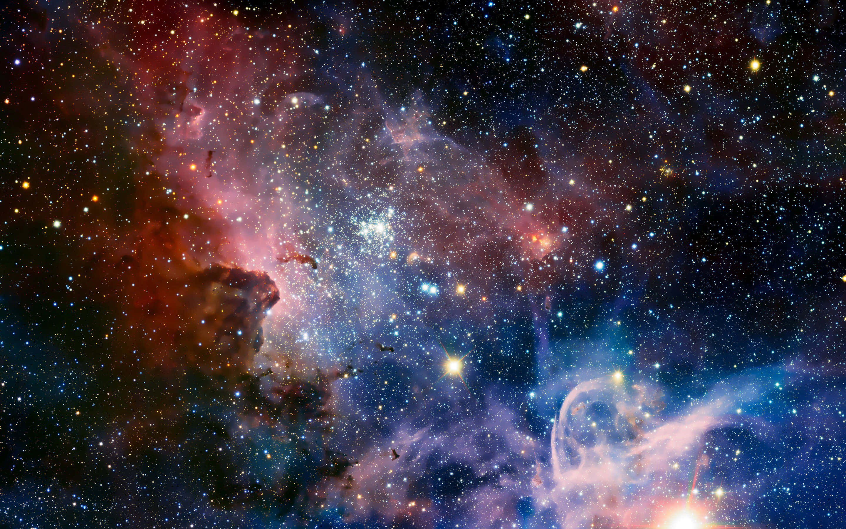 酷炫太空 桌布 壁紙 — 一個令人嘆為觀止的宇宙星雲，在星空背景下旋轉著鮮豔的紅色、紫色和藍色。
