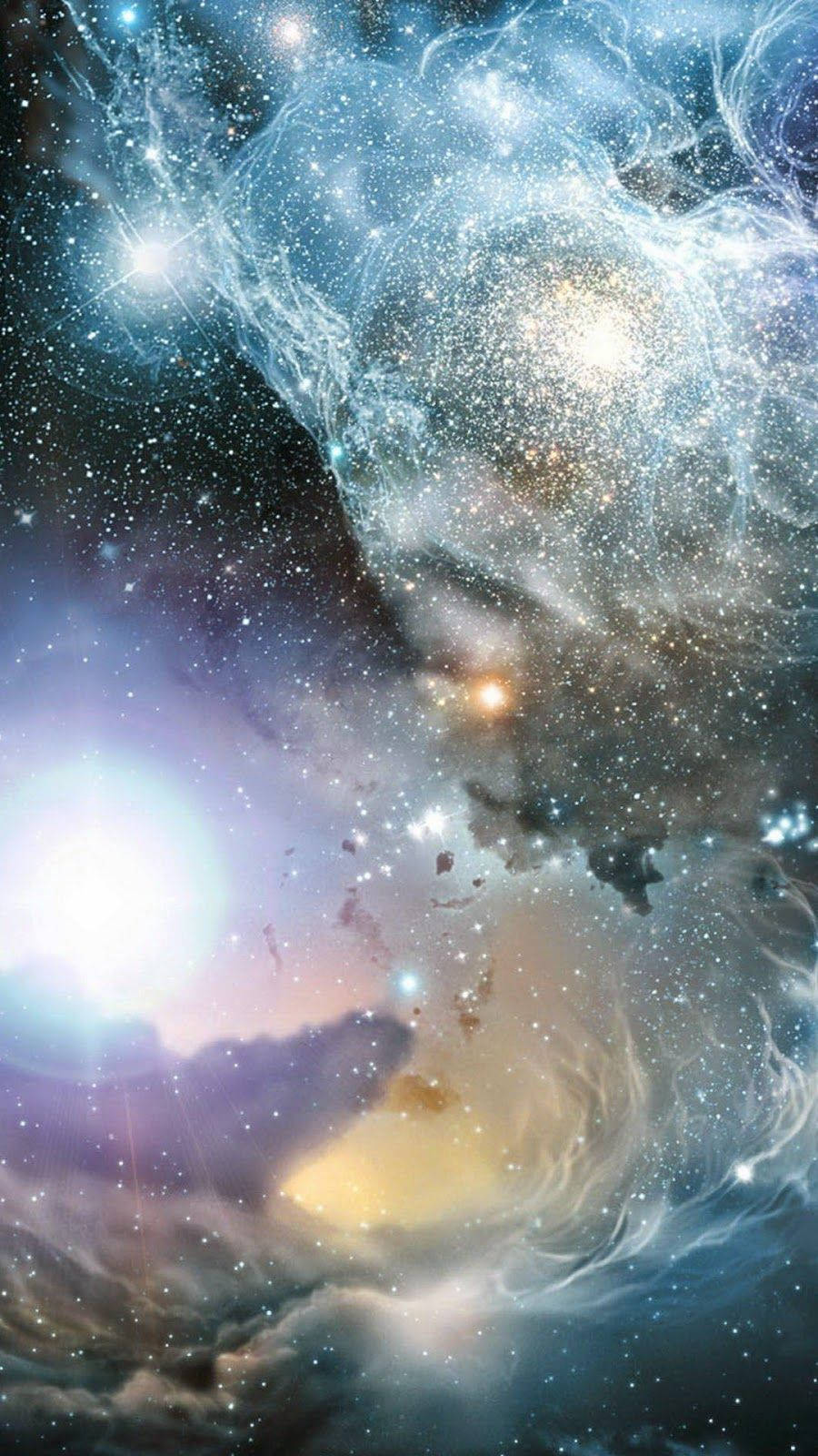 太空 iPhone 桌布 壁紙 — 一個令人嘆為觀止的宇宙星雲，在星空背景下旋轉著發光的藍色和金色氣體。