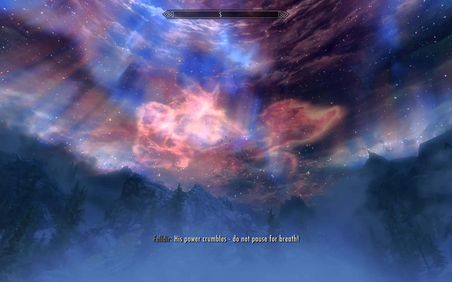 Sovngarde 桌布 壁紙 — 一個令人嘆為觀止的宇宙星雲，帶有旋轉的粉紅色、藍色和紫色雲彩，主導了星空下白雪皚皚的山景。