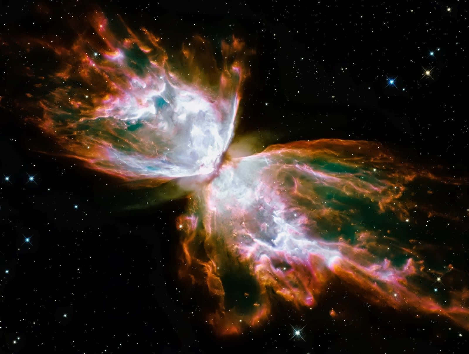Real Space 桌布 壁紙 — 一個令人嘆為觀止的宇宙星雲，帶有火橙色和發光的白色卷鬚，延伸在佈滿星辰的黑色虛空中。