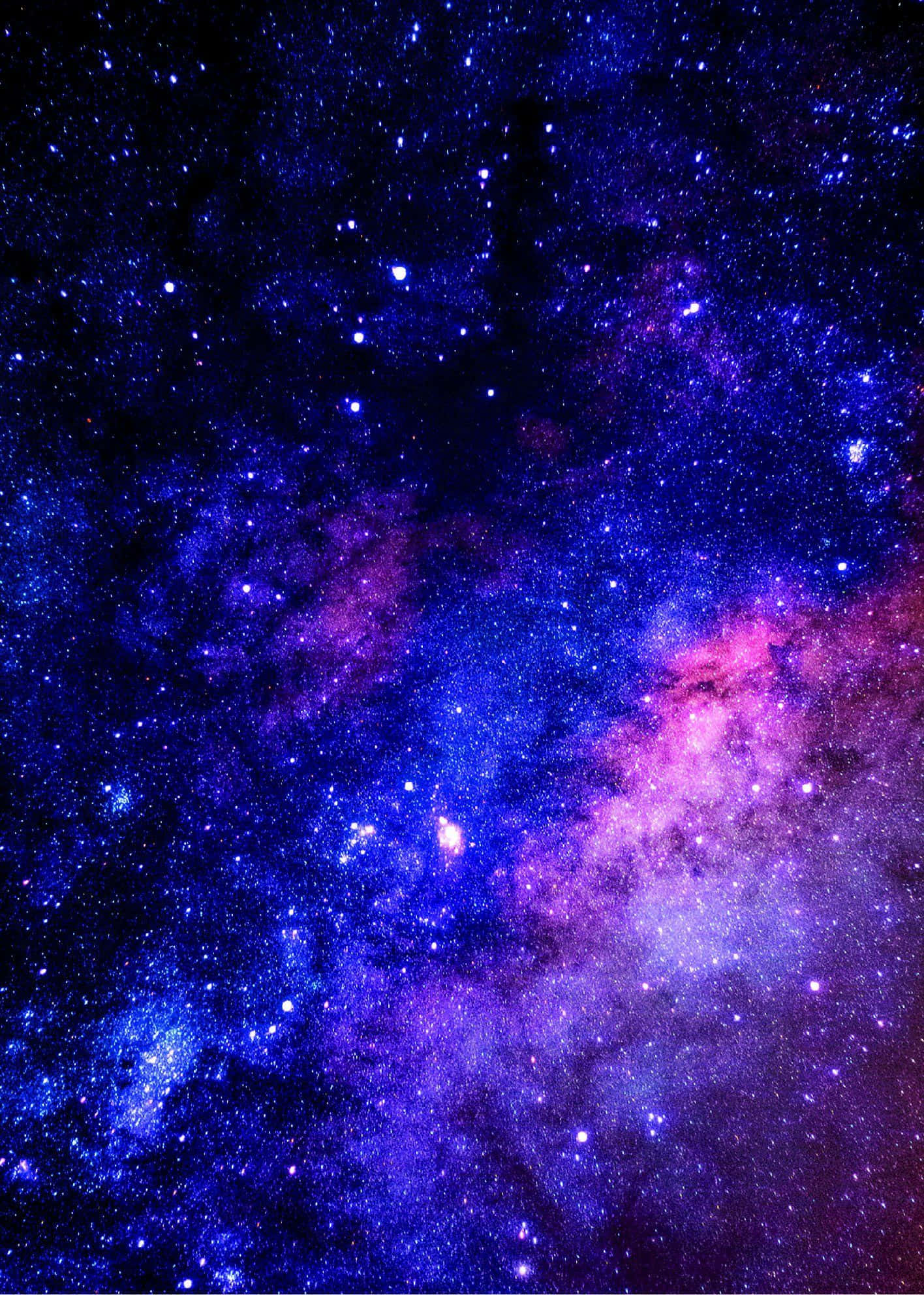 Galaxy Poster 桌布 壁紙 — 一個令人嘆為觀止的宇宙星雲景觀，在黑暗虛空中閃耀著電光紫和深藍色的星星。