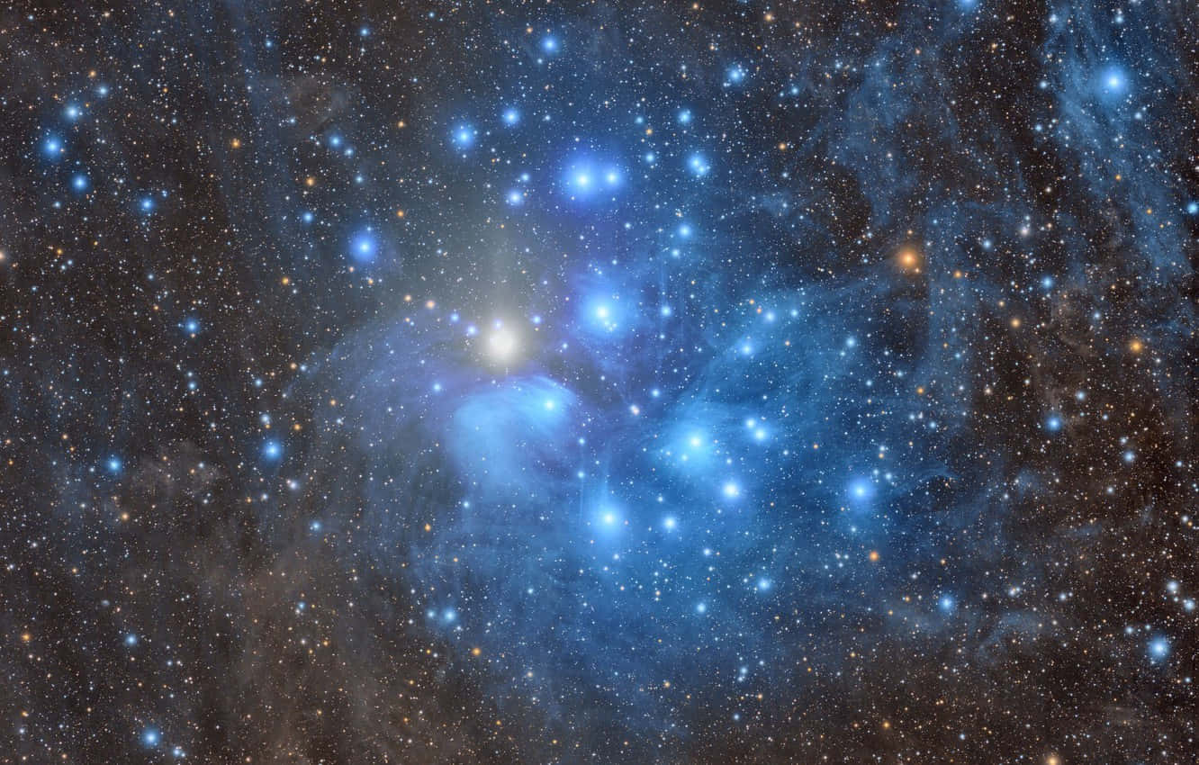 Star Cluster 桌布 壁紙 — 一個令人嘆為觀止的宇宙星雲景觀，在黑暗虛空中散發著鮮豔的藍色雲氣和閃爍的星星。