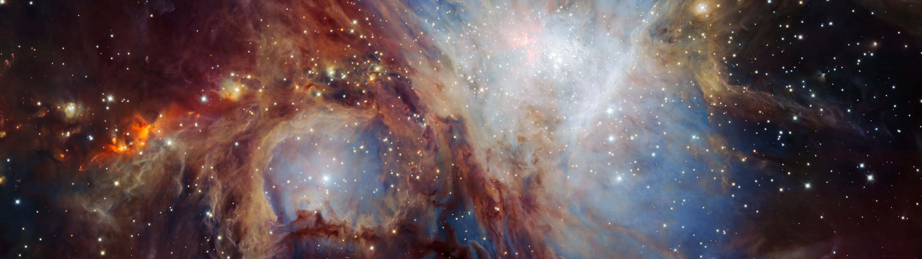 桌布 壁紙 — 一個令人嘆為觀止的宇宙星雲景觀，在星空的背景下散發著火熱的橙色和涼爽的藍色雲彩。